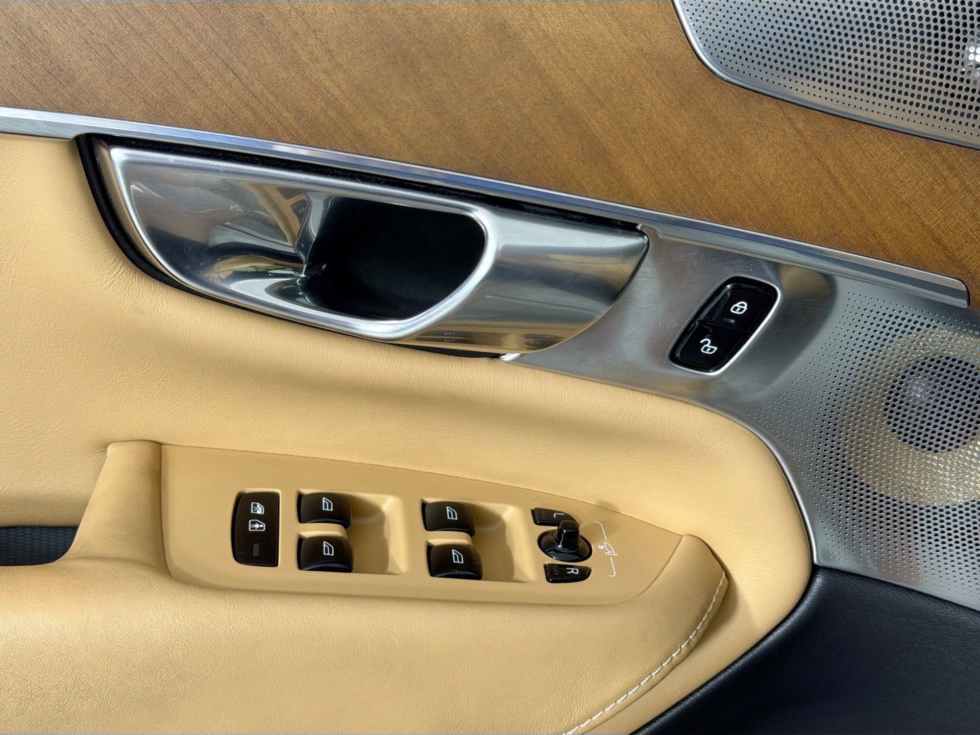 Used 2017 Volvo XC90 T6 Inscription w/ Vision Package image 18