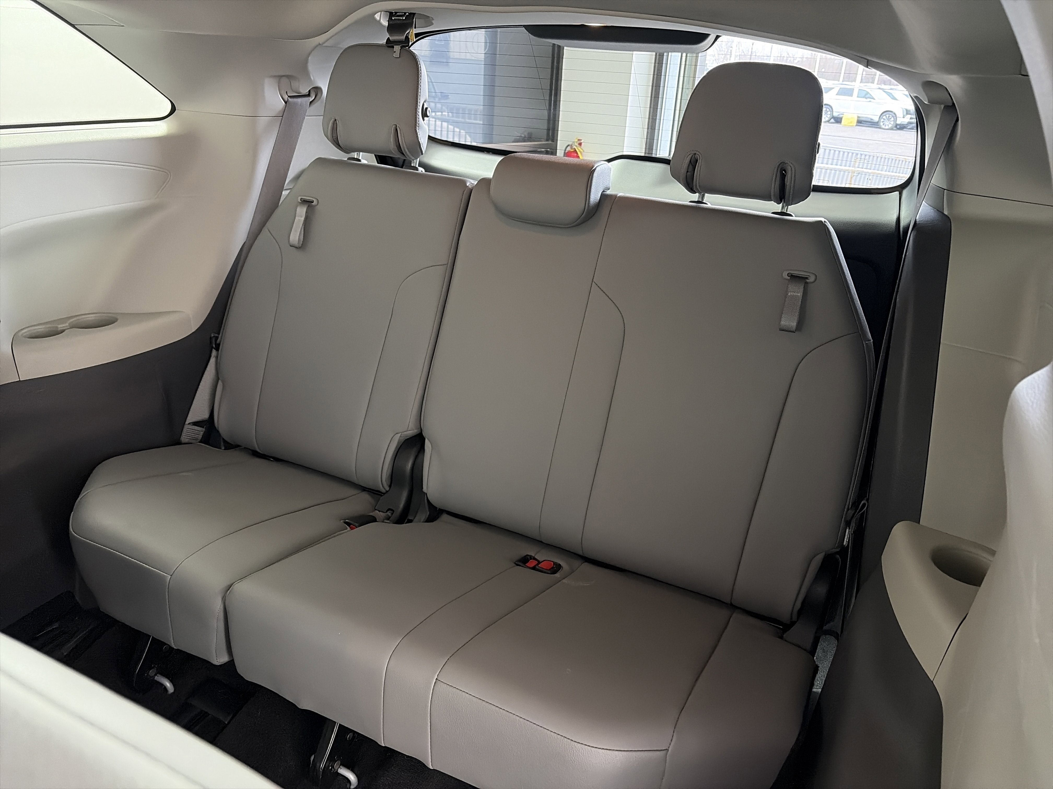 Used 2021 Toyota Sienna XLE image 8