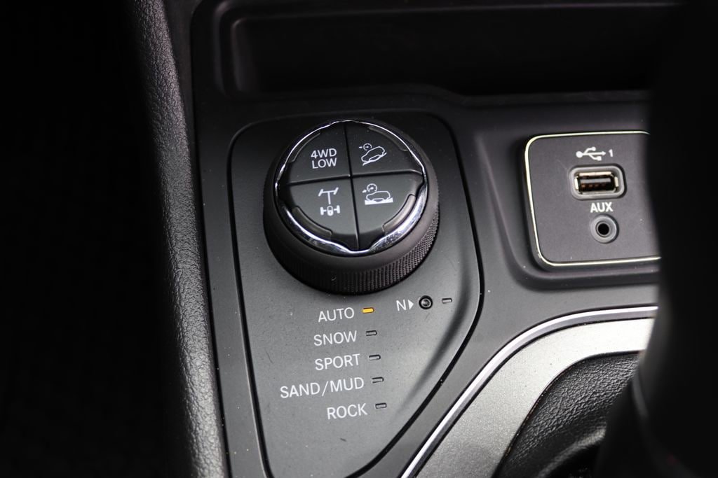 Used 2021 Jeep Cherokee Trailhawk AWD/4WD image 16
