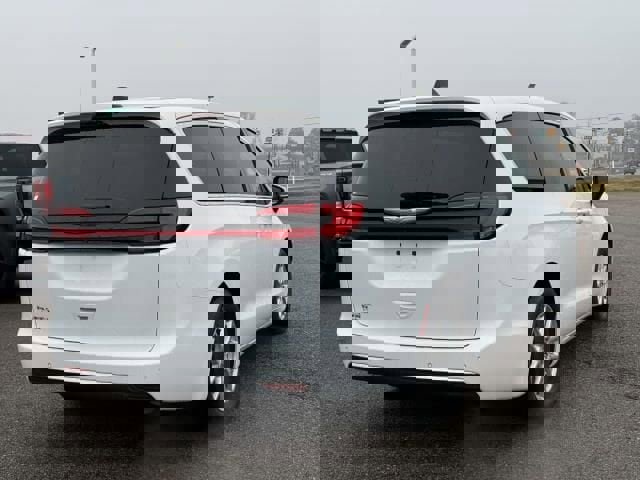 Used 2023 Chrysler Pacifica Touring-L image 5