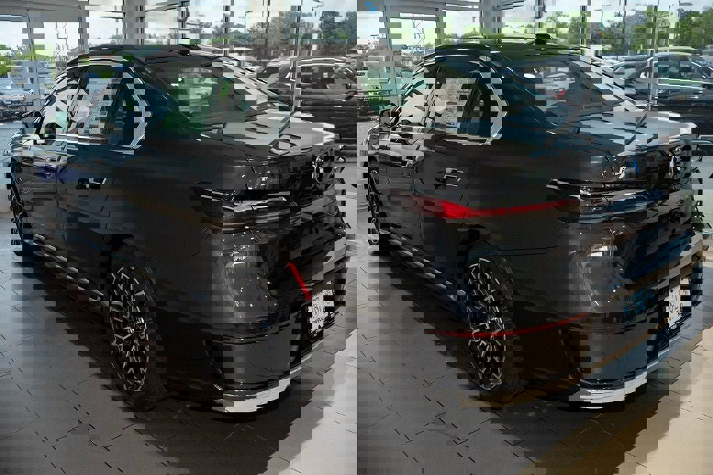 Used 2025 BMW i7 eDrive50 w/ Premium Package RWD image 4