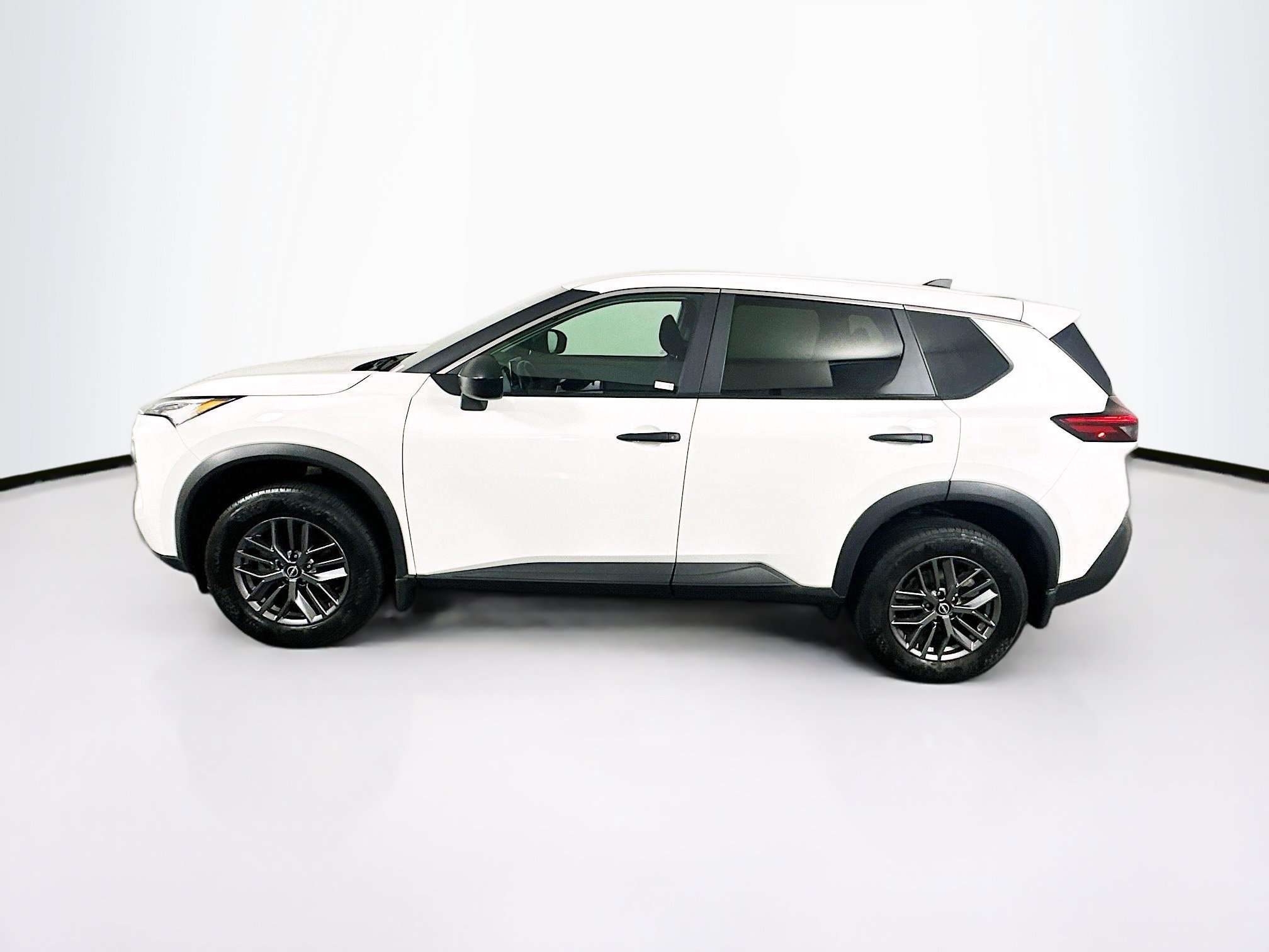 Used 2023 Nissan Rogue S AWD/4WD image 4