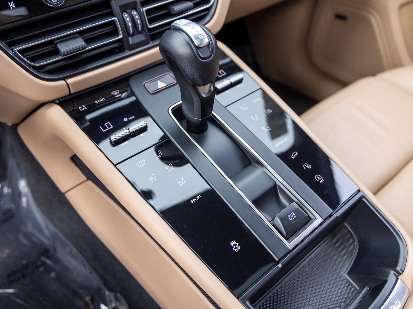 Used 2024 Porsche Macan AWD/4WD image 45