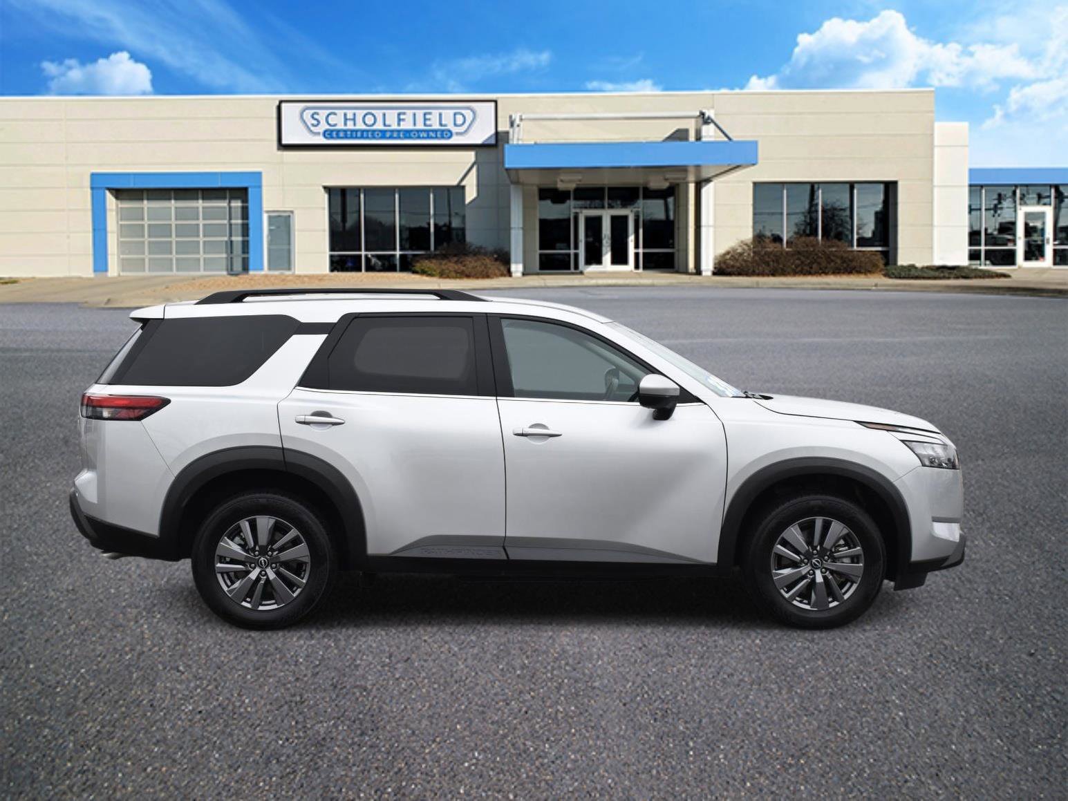 Used 2025 Nissan Pathfinder SV image 2