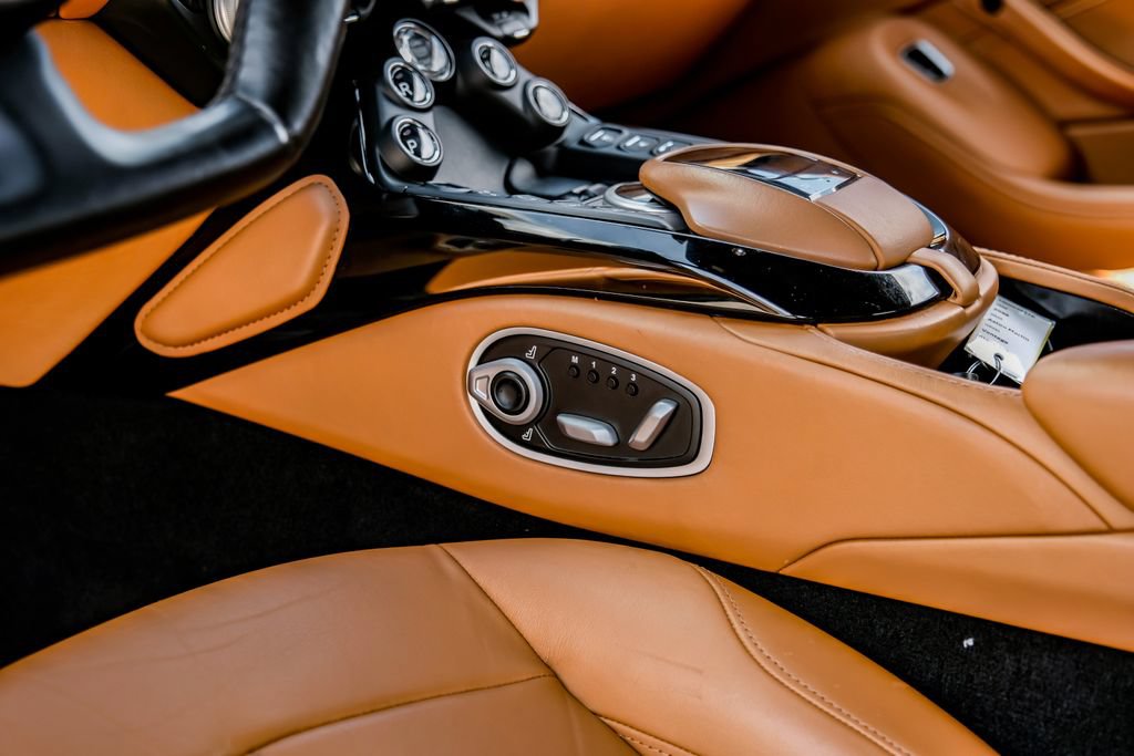 Used 2020 Aston Martin V8 Vantage Coupe RWD image 22