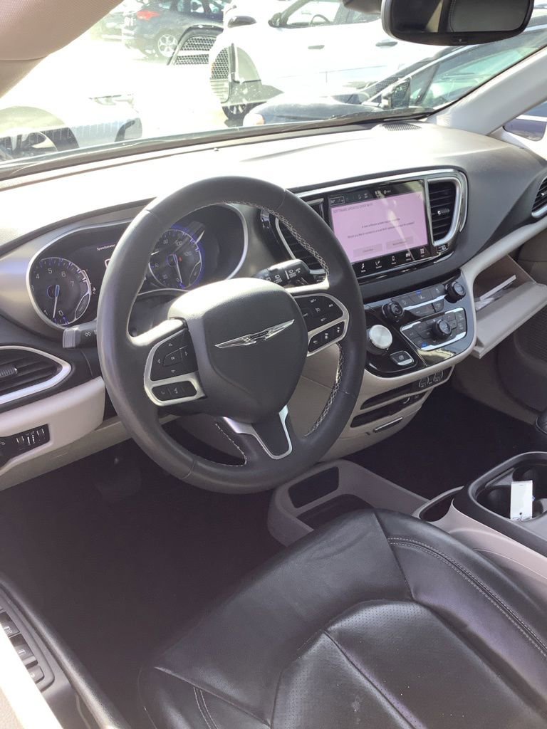 Used 2022 Chrysler Pacifica Touring-L image 2