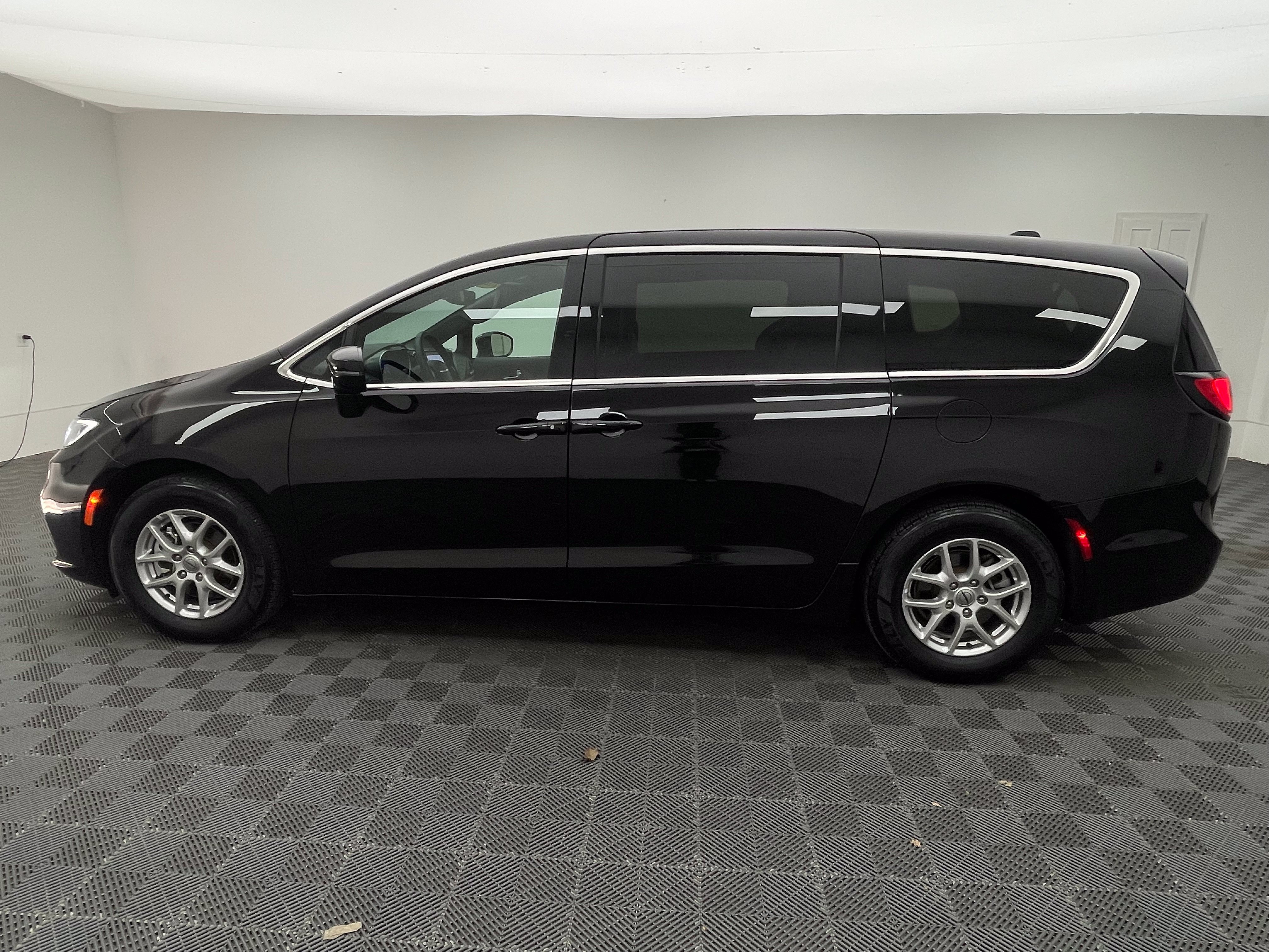 Used 2025 Chrysler Pacifica Select FWD image 12