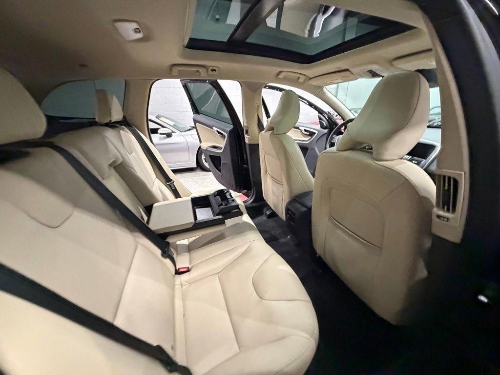 Used 2016 Volvo XC60 T6 w/ Proximity Package AWD/4WD image 24