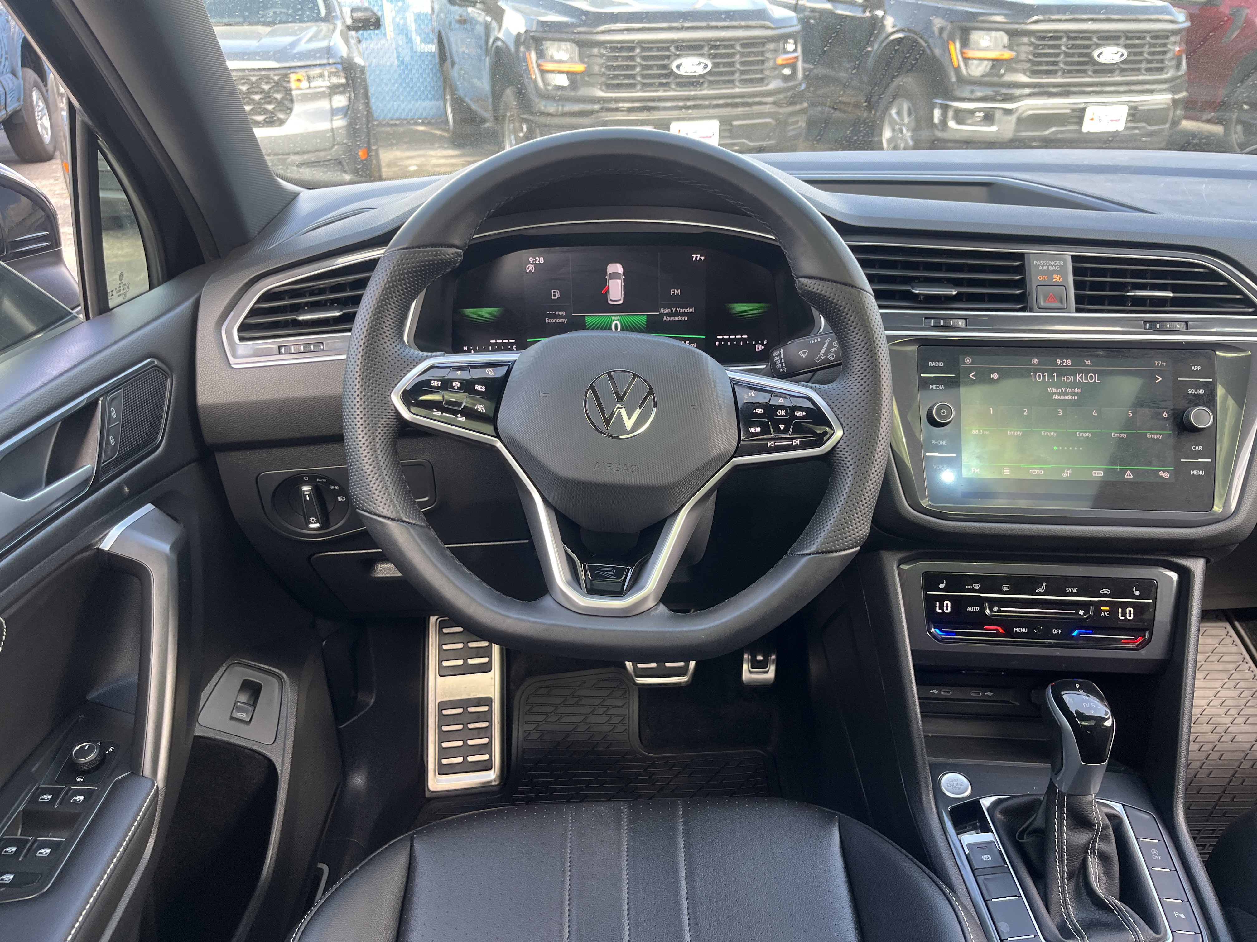 Used 2024 Volkswagen Tiguan SE R-Line image 28