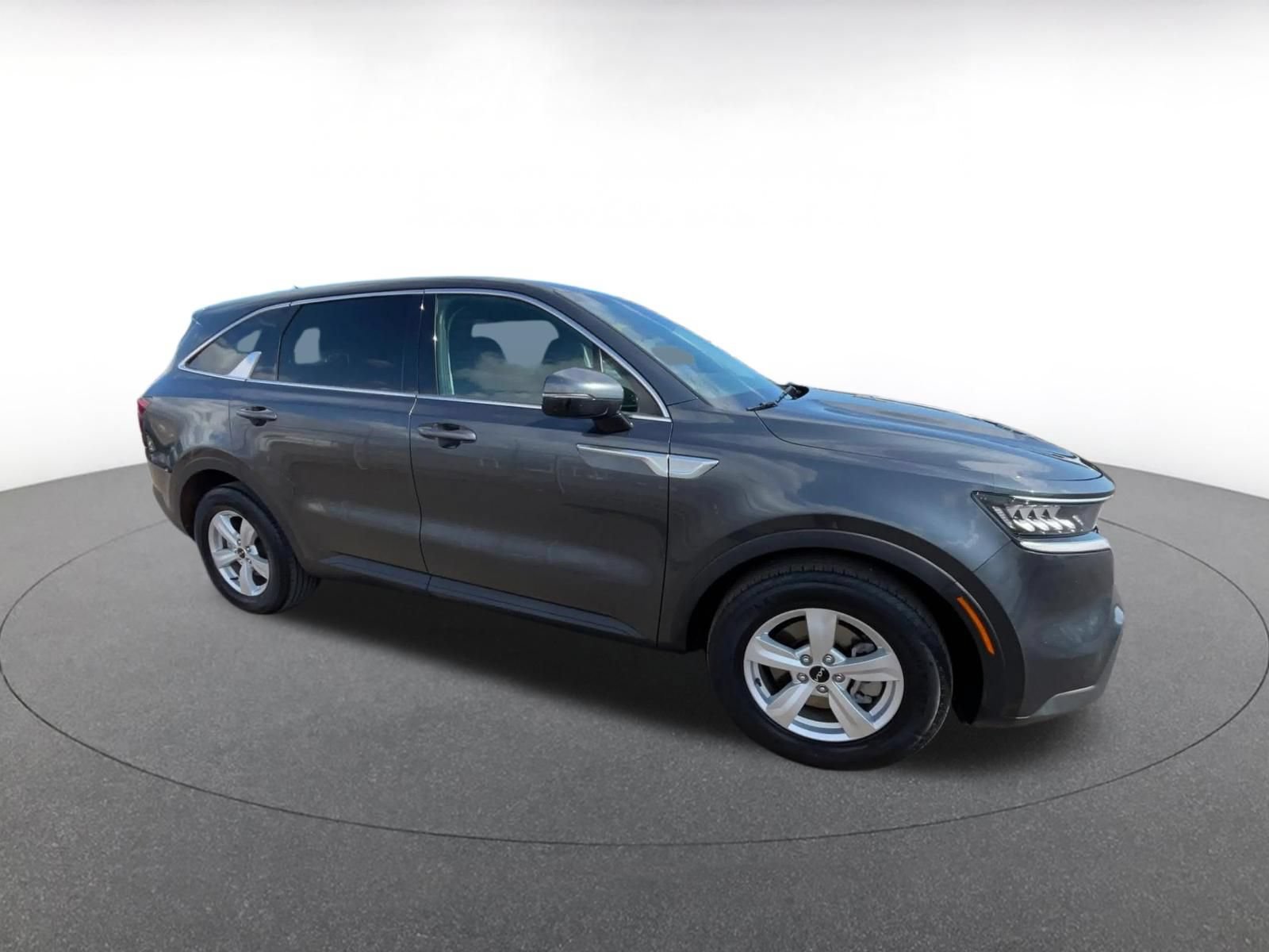 Used 2023 Kia Sorento LX FWD image 2