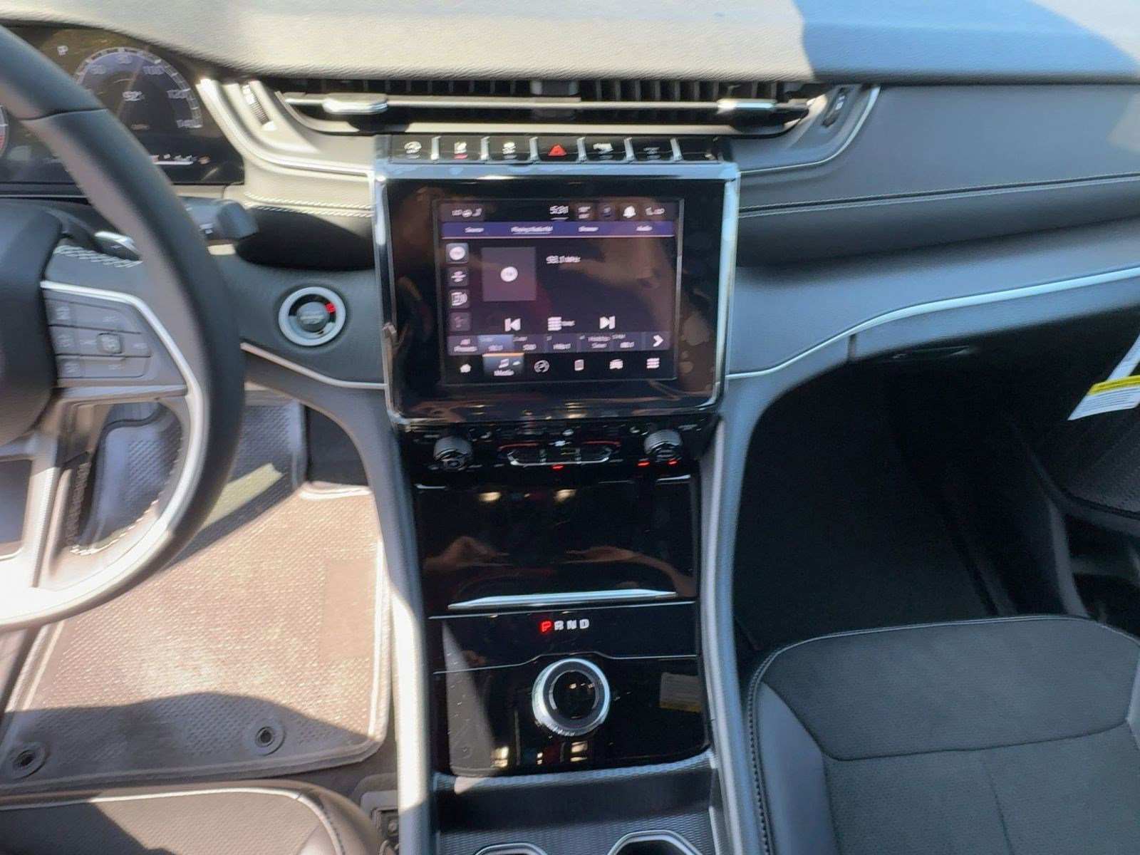 New 2025 Jeep Grand Cherokee Altitude image 21