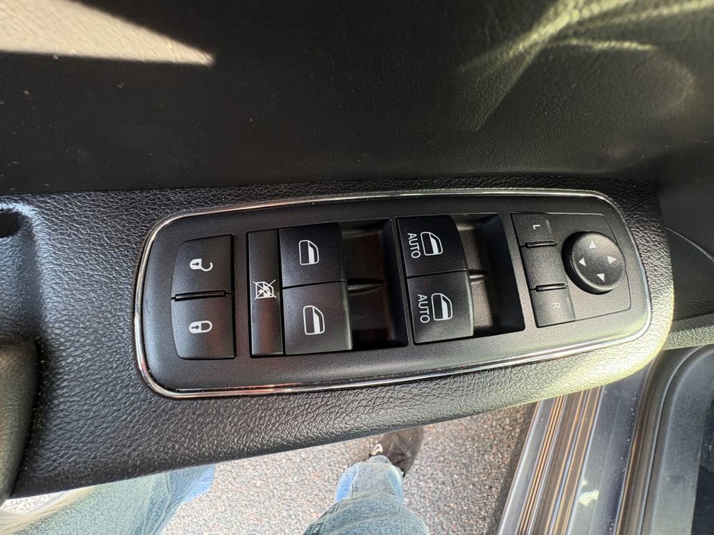 Used 2019 Chrysler 300 Touring w/ Chrome Appearance Package image 15