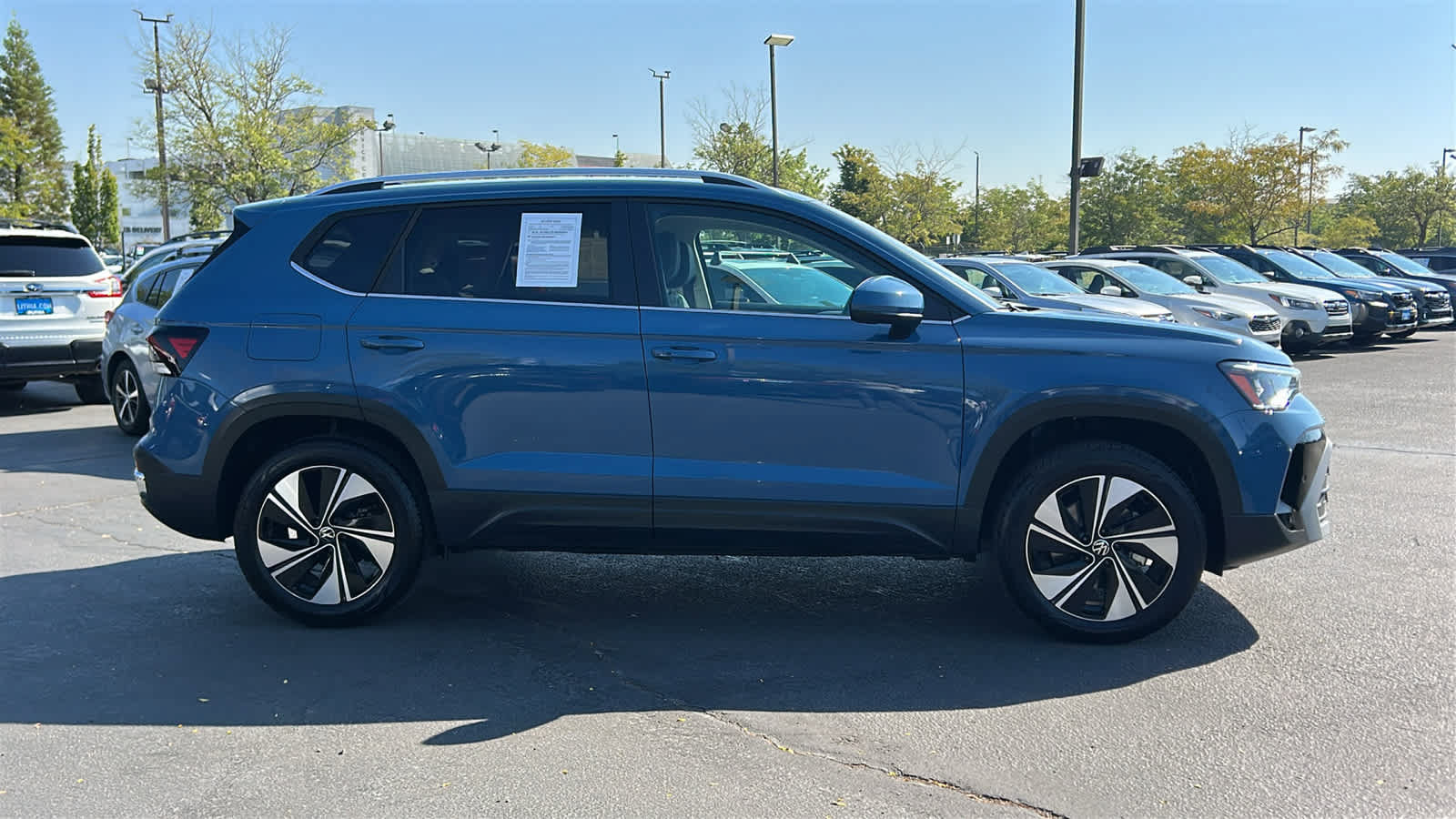 Used 2025 Volkswagen Taos SE AWD/4WD image 4