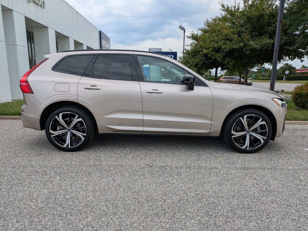 Certified 2023 Volvo XC60 B6 Ultimate w/ Protection Package Premier AWD/4WD image 3