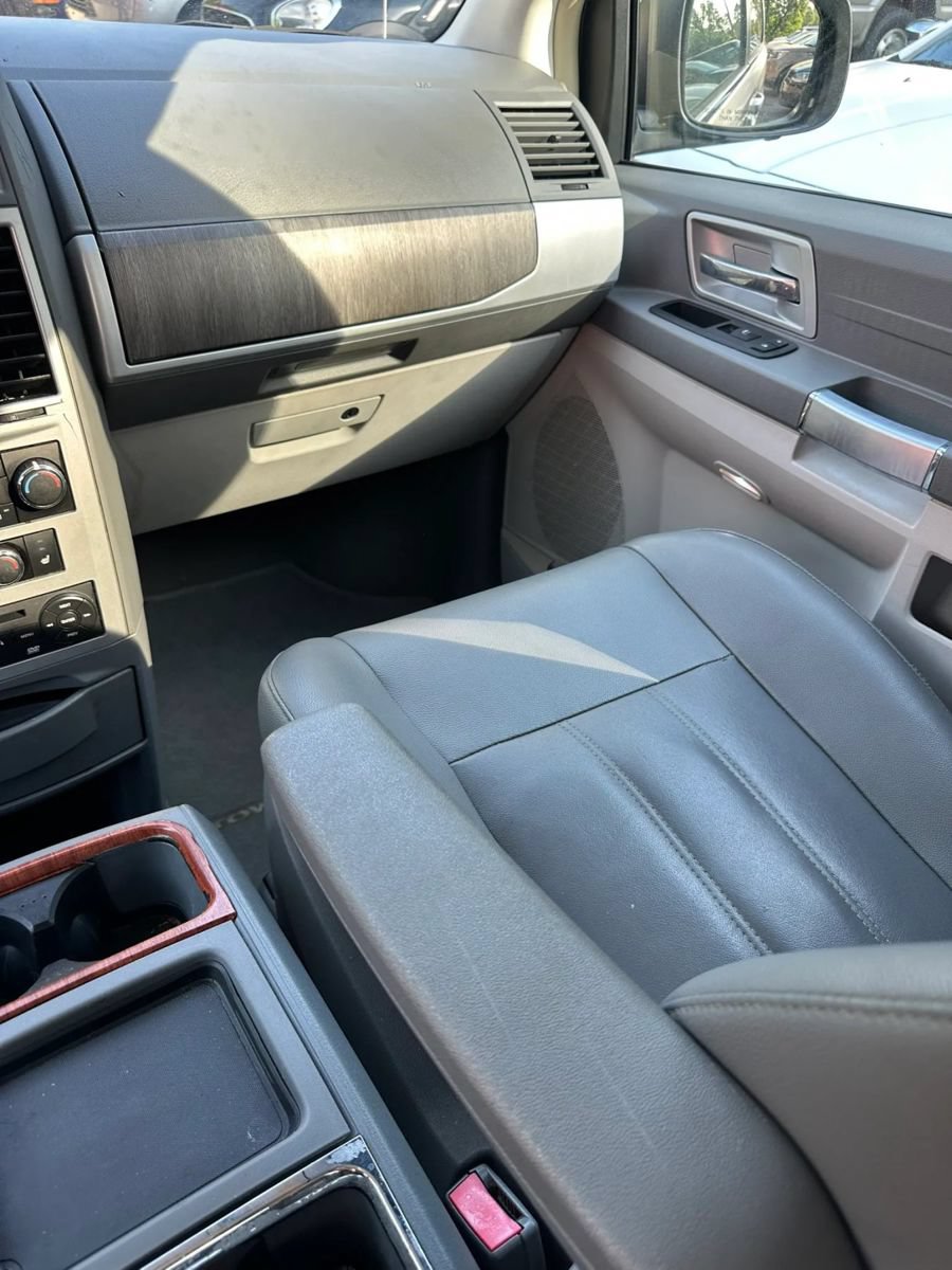 Used 2008 Chrysler Town & Country Touring FWD image 16