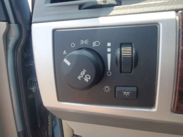 Used 2009 Chrysler Town & Country Touring FWD image 15