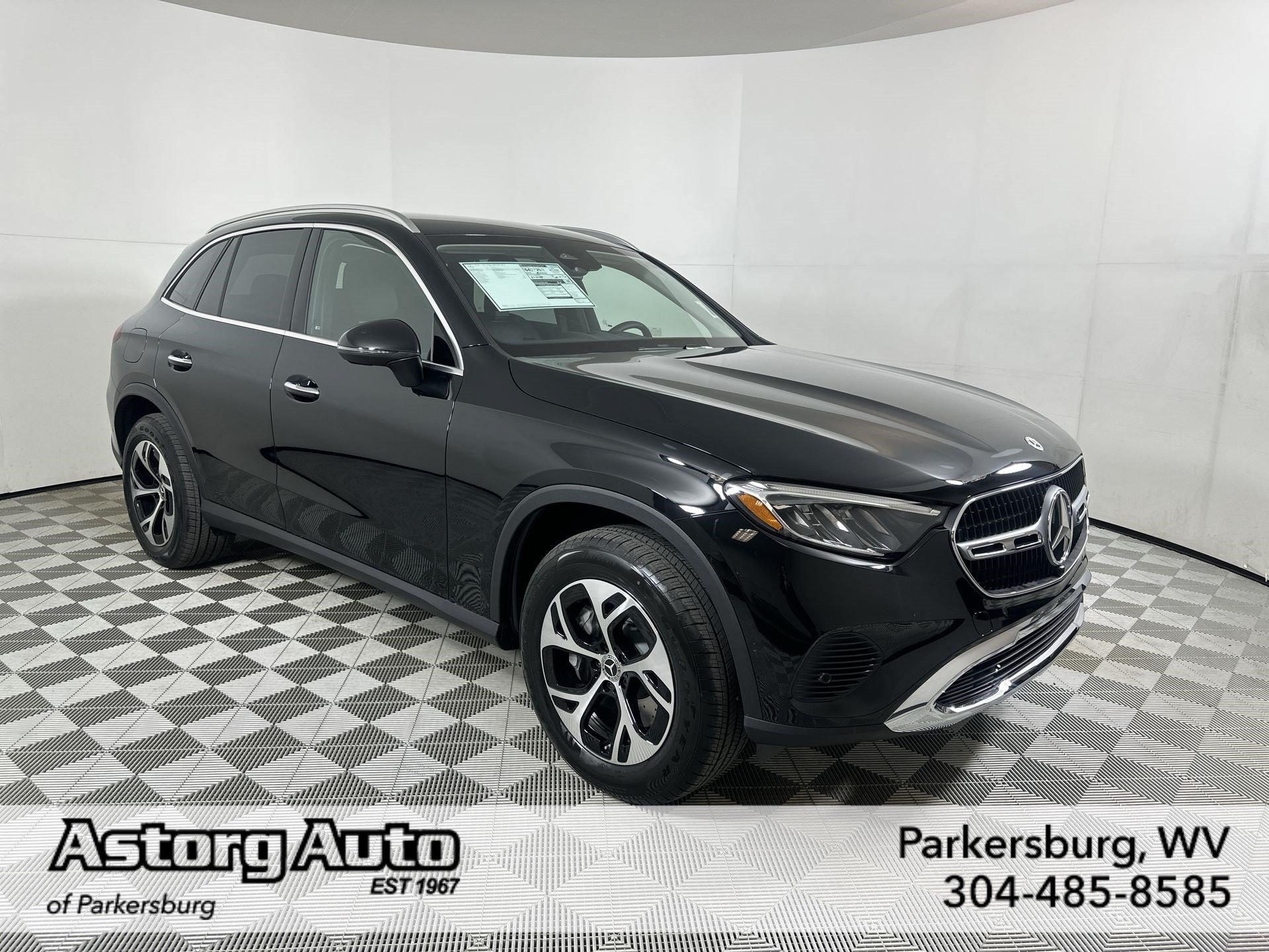 Used 2025 Mercedes-Benz GLC 350e 4MATIC image 1