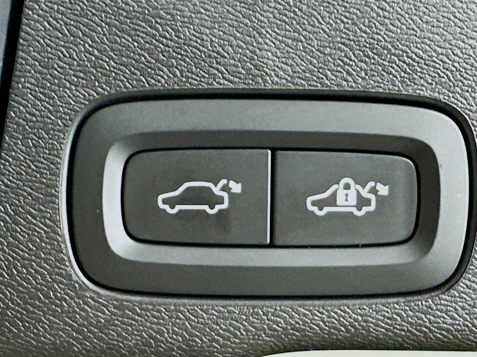 Used 2024 Volvo XC60 B5 Ultimate w/ Protection Package Premier AWD/4WD image 39