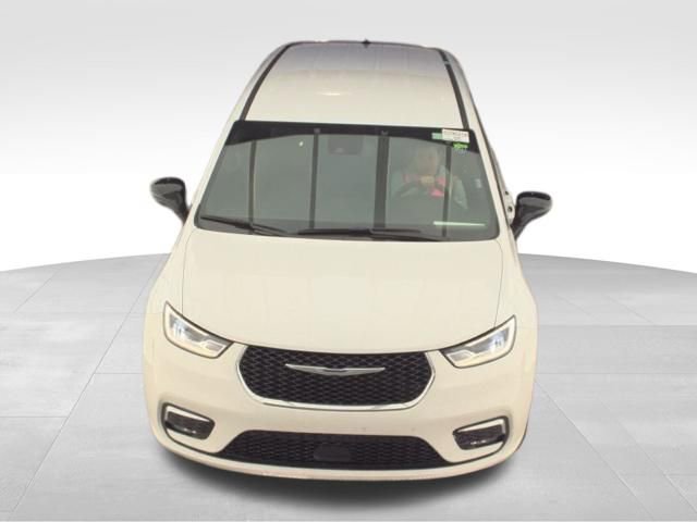 Used 2025 Chrysler Pacifica Select image 9