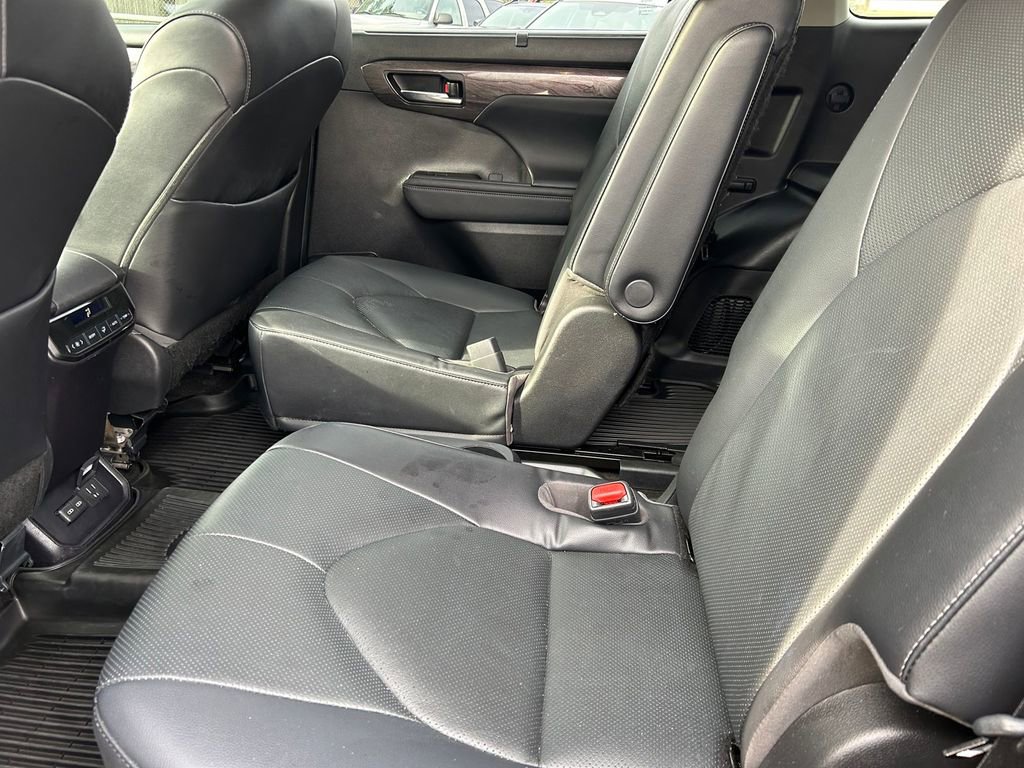 Used 2023 Toyota Highlander Limited image 17
