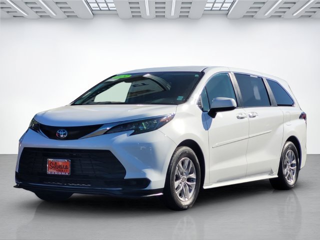 Used 2024 Toyota Sienna LE AWD/4WD image 8