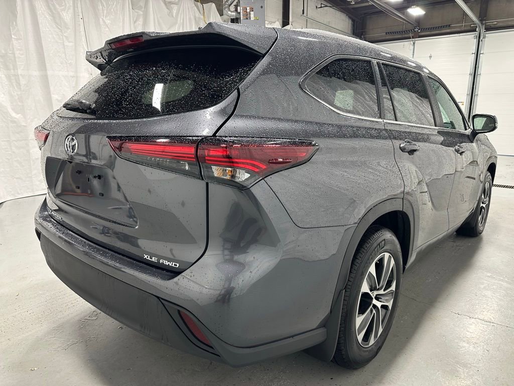 Used 2025 Toyota Highlander XLE image 7