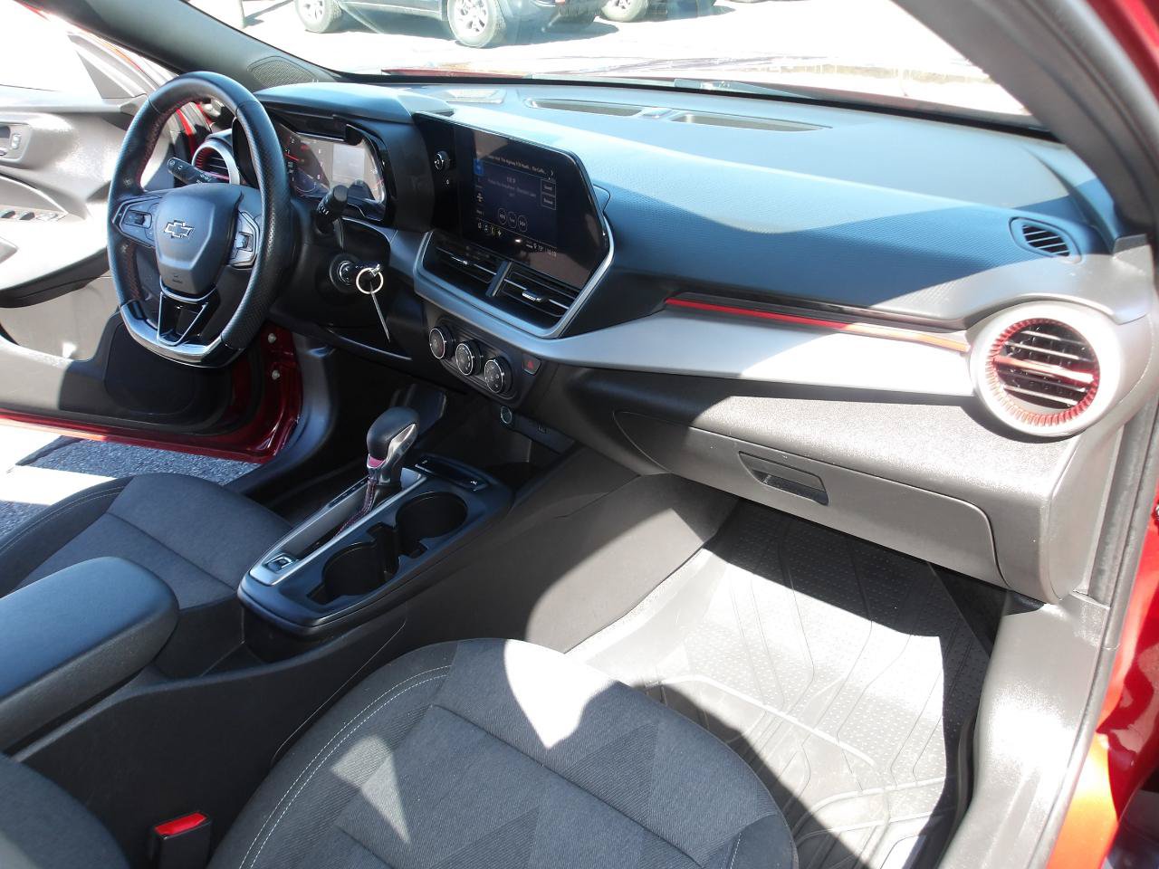 Used 2024 Chevrolet Trax RS w/ Sunroof Package FWD image 13