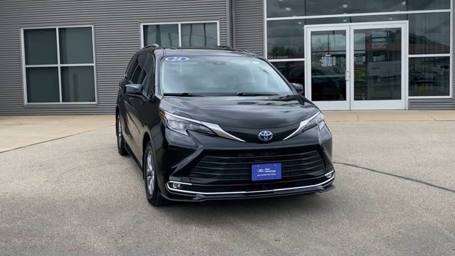 Used 2024 Toyota Sienna XLE w/ XLE Plus Package FWD image 4