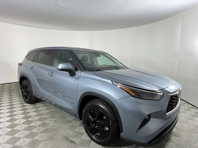 Used 2023 Toyota Highlander LE FWD image 3