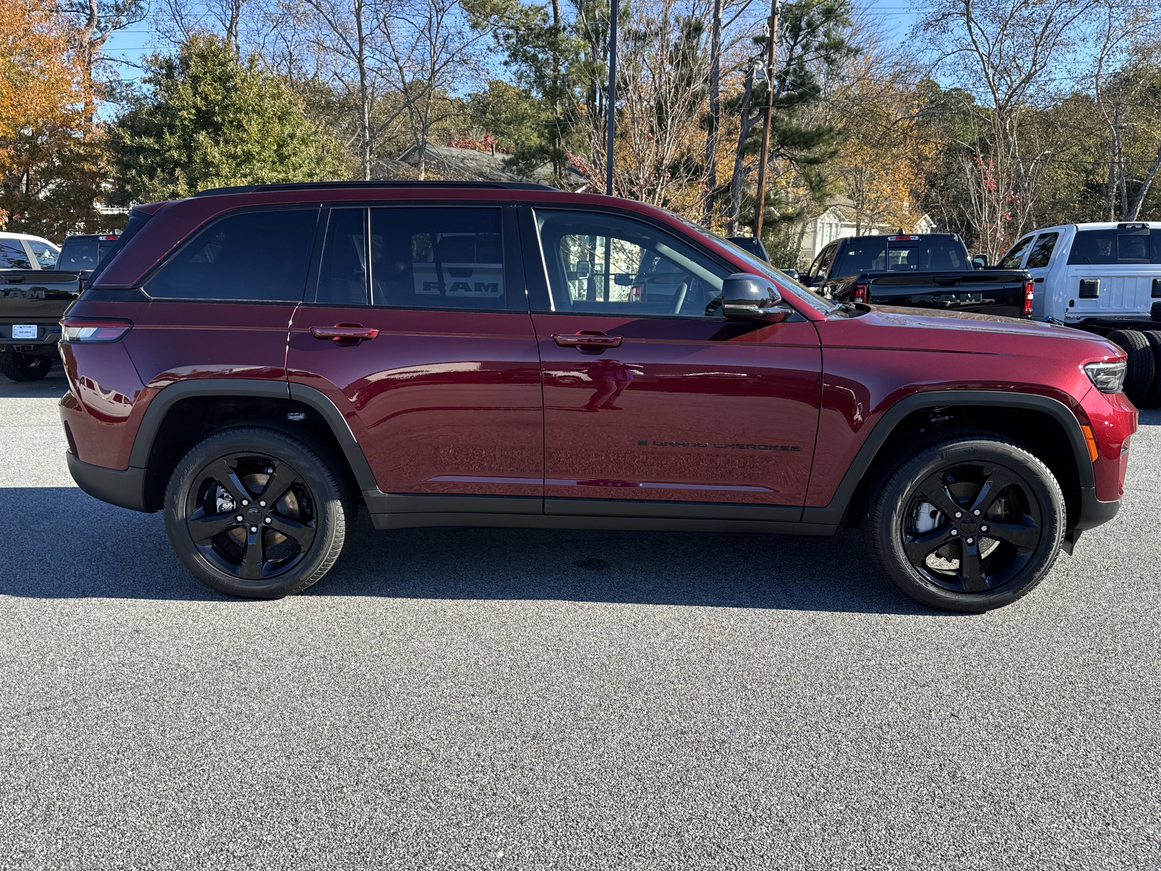 New 2025 Jeep Grand Cherokee Limited w/ Black Appearance Package image 9