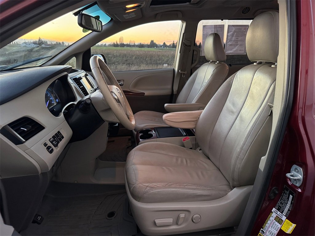 Used 2014 Toyota Sienna XLE image 9