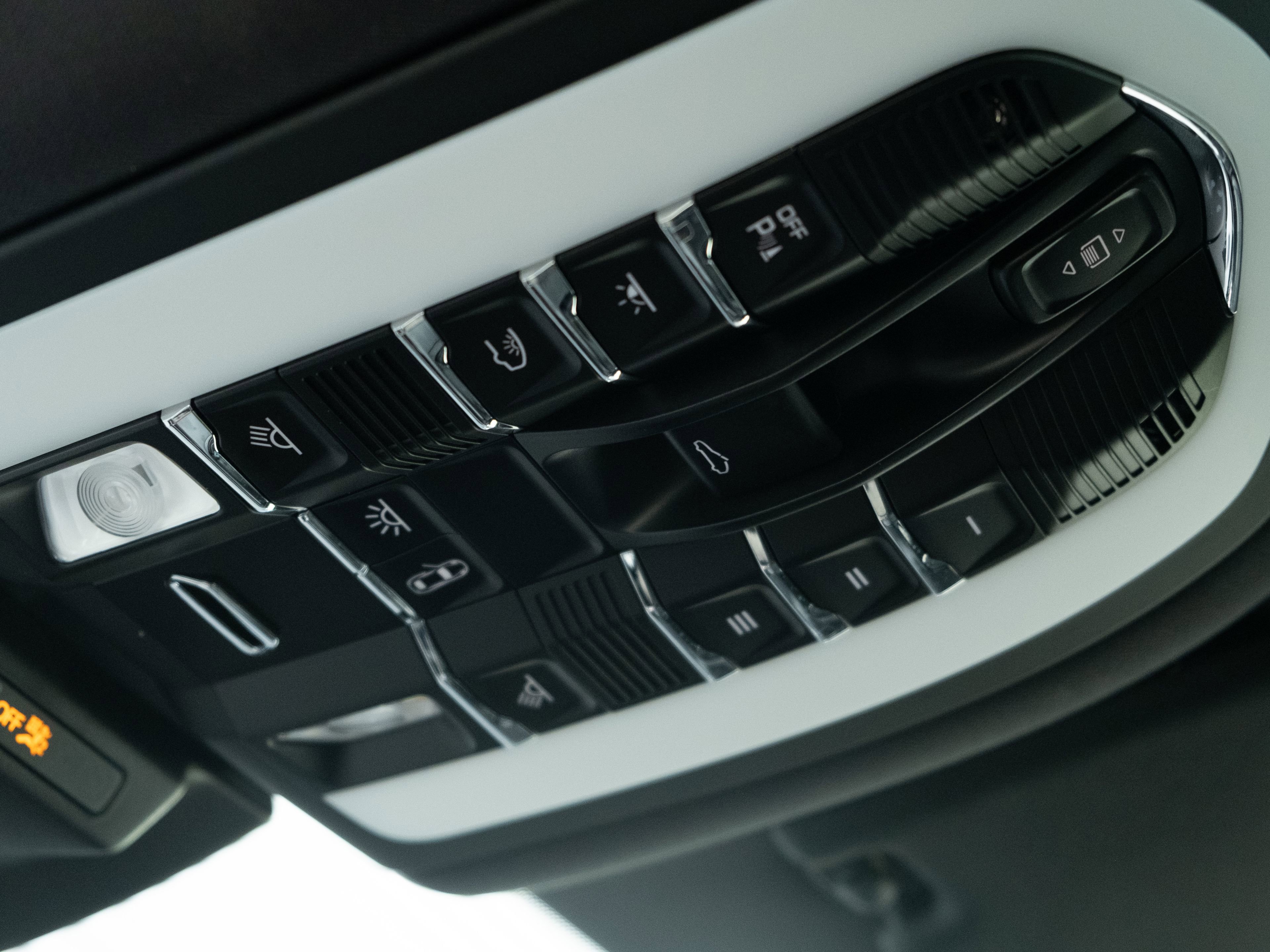 Certified 2023 Porsche Macan AWD/4WD image 35