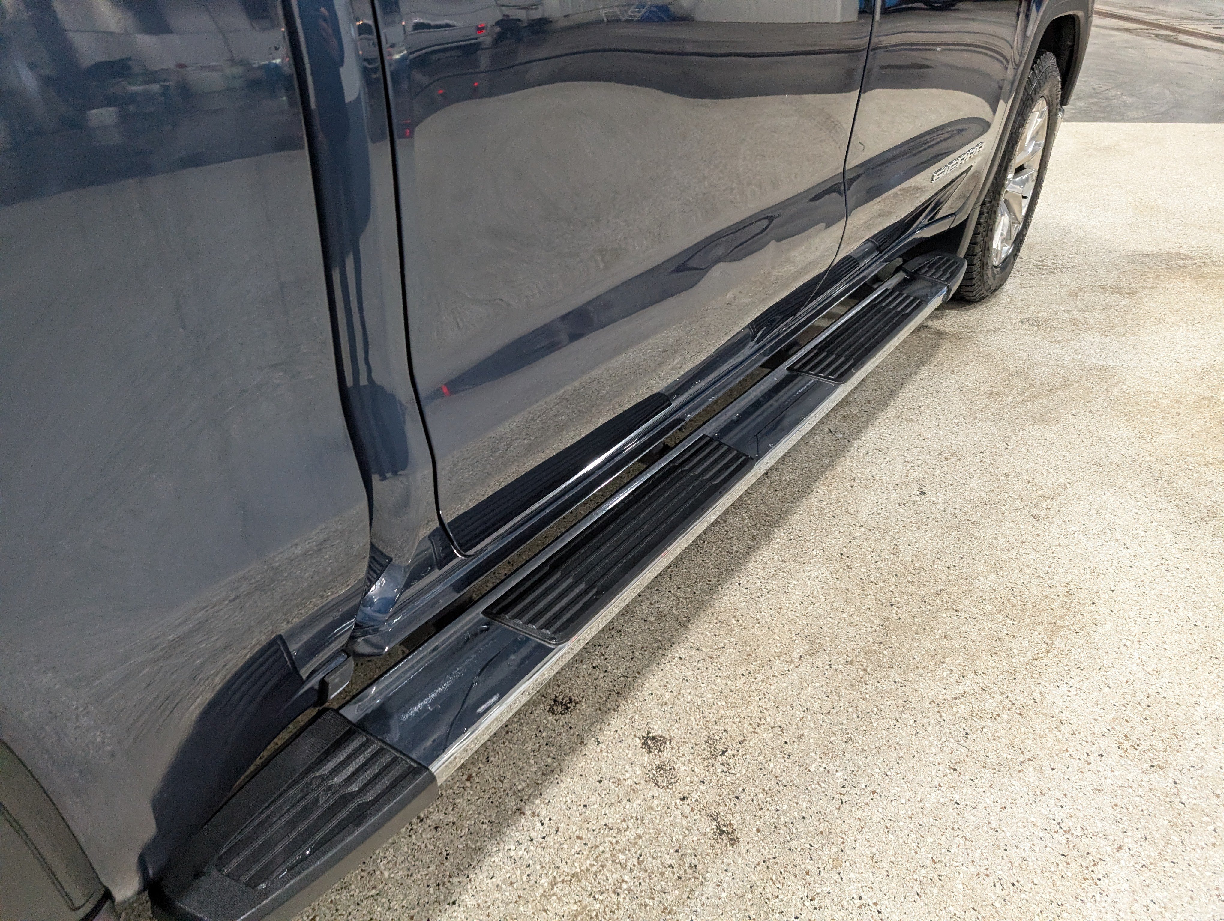 Used 2022 GMC Sierra 1500 SLT w/ SLT Premium Package AWD/4WD image 11