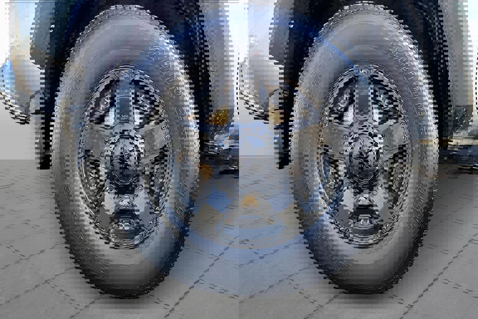 Used 2018 Toyota Tacoma SR5 w/ SR5 Appearance Package (SM) image 11