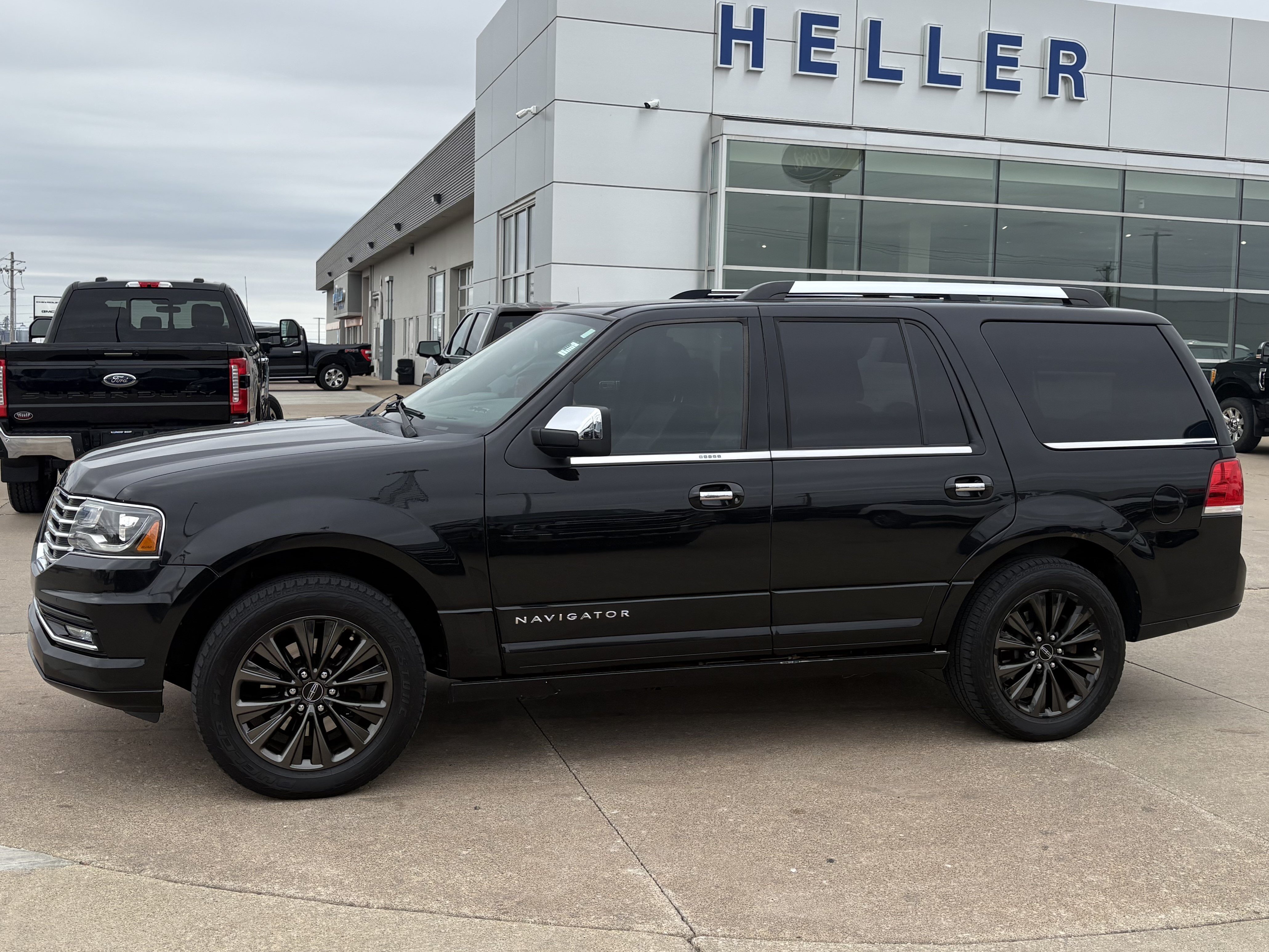 Used 2015 Lincoln Navigator 4WD image 3