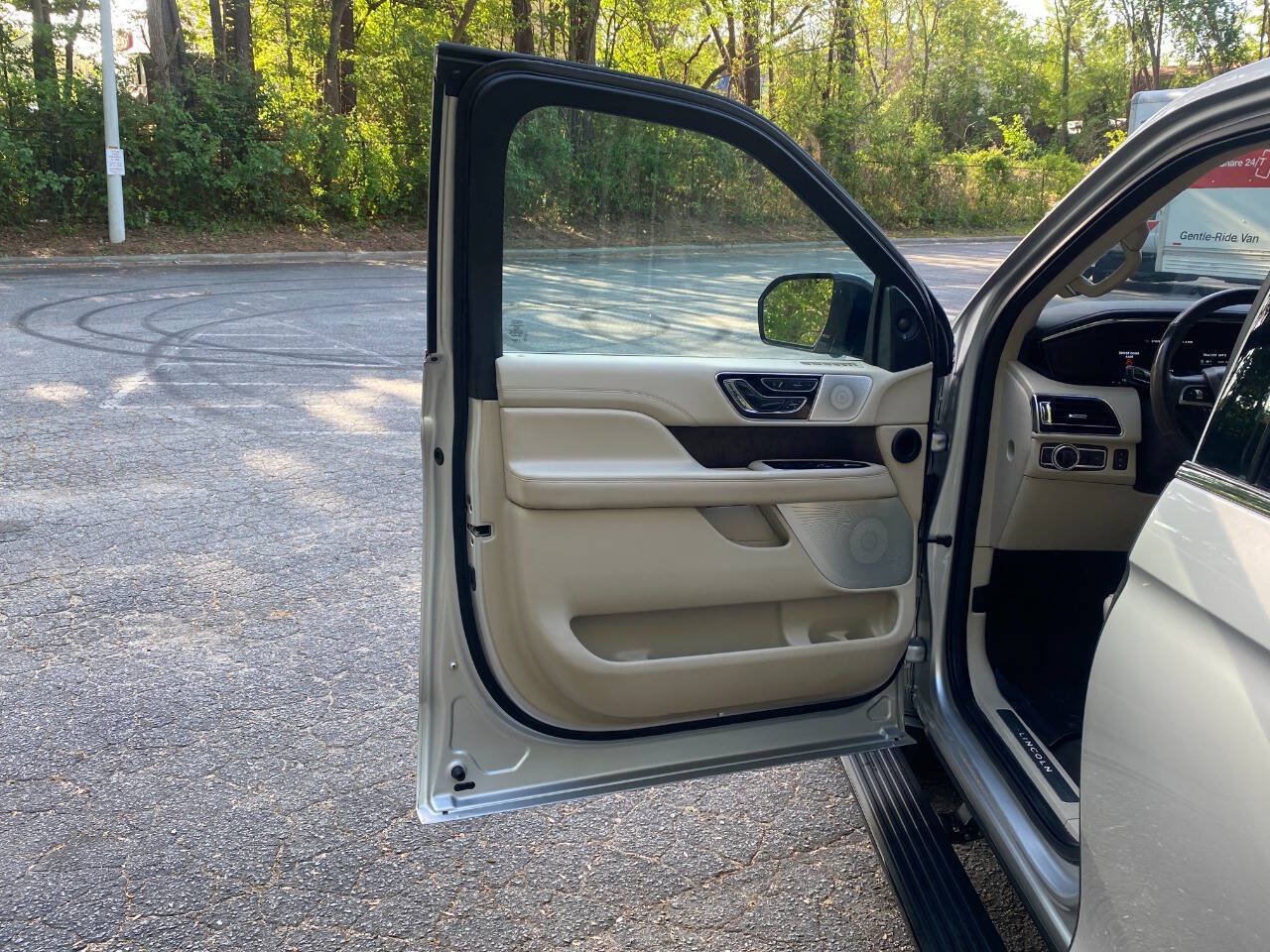 Used 2019 Lincoln Navigator Reserve AWD/4WD image 13