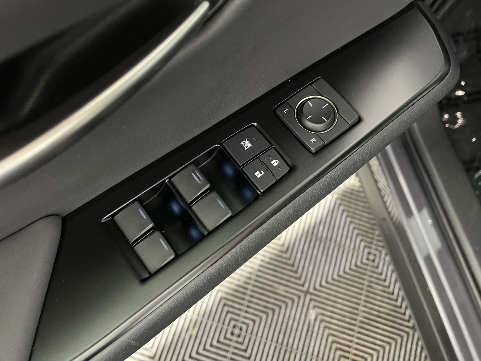 Used 2022 Lexus UX 200 w/ Accessory Package (Z2) image 15