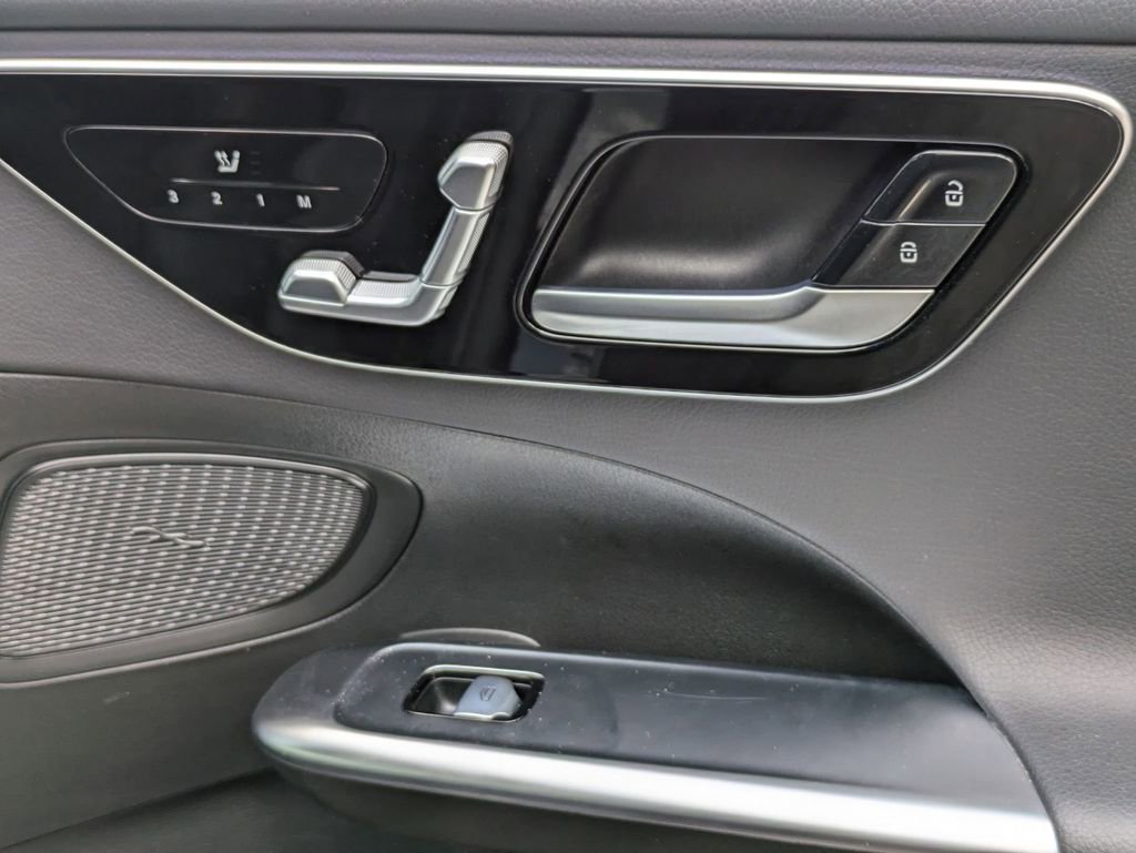 Used 2025 Mercedes-Benz C 300 4MATIC Sedan image 33