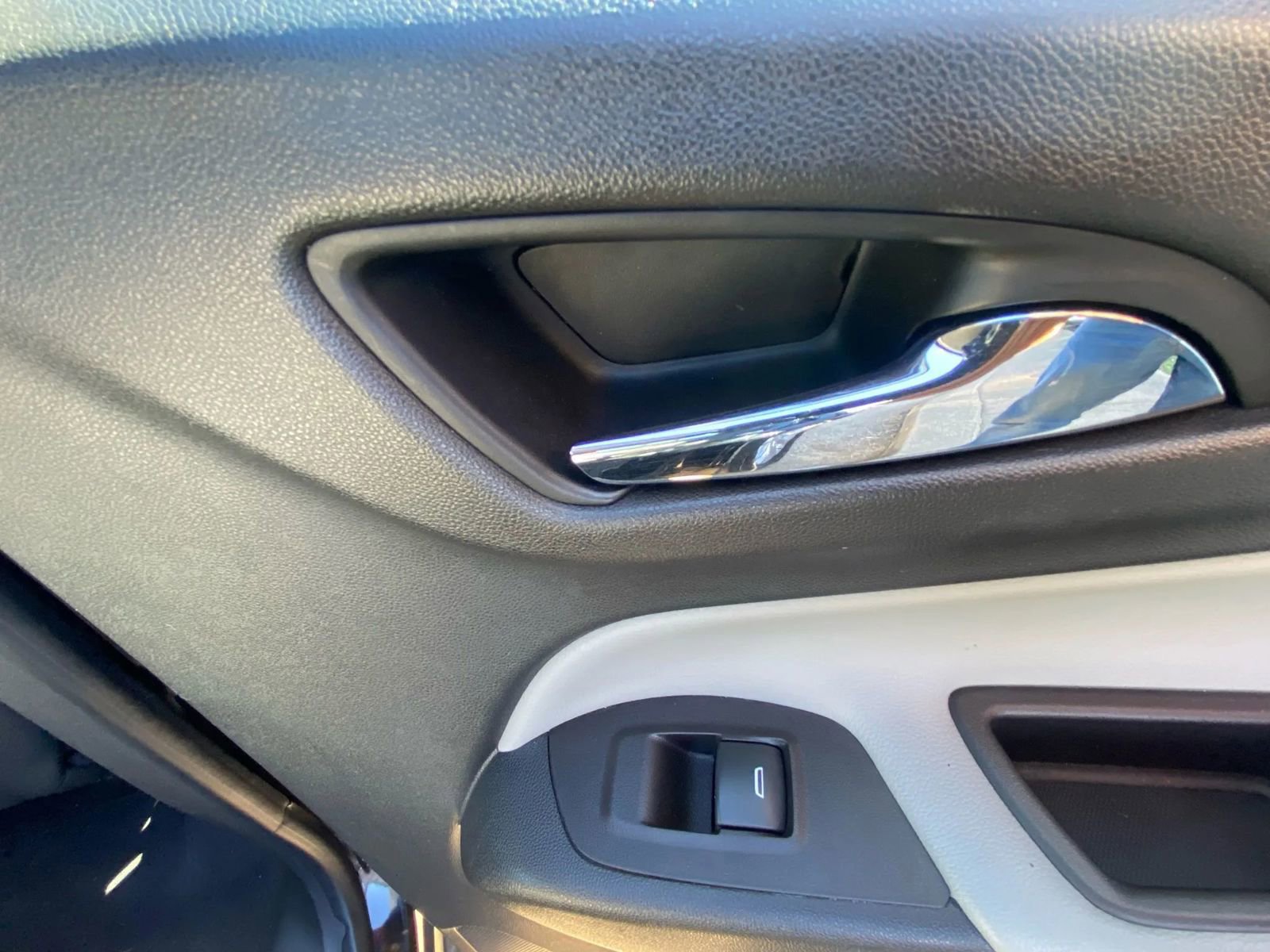 Used 2021 Chevrolet Equinox LS image 32