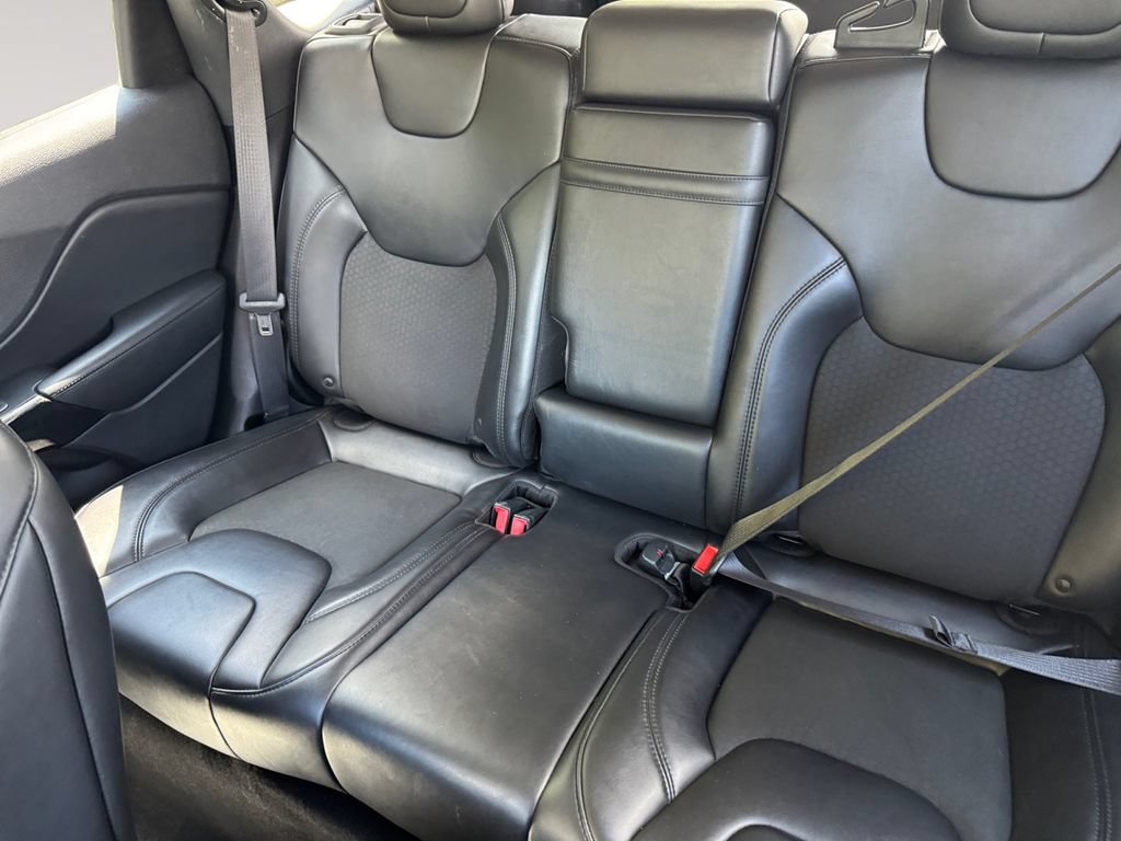 Used 2019 Jeep Cherokee Latitude Plus AWD/4WD image 13