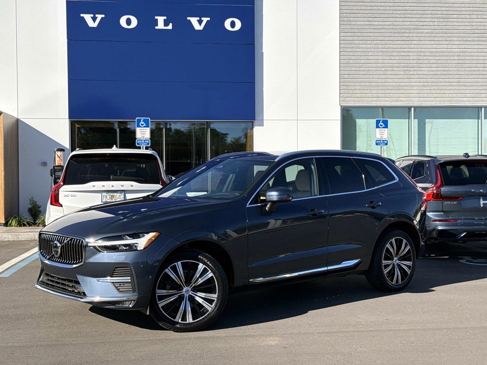Used 2022 Volvo XC60 B5 Inscription w/ Advanced Package image 1