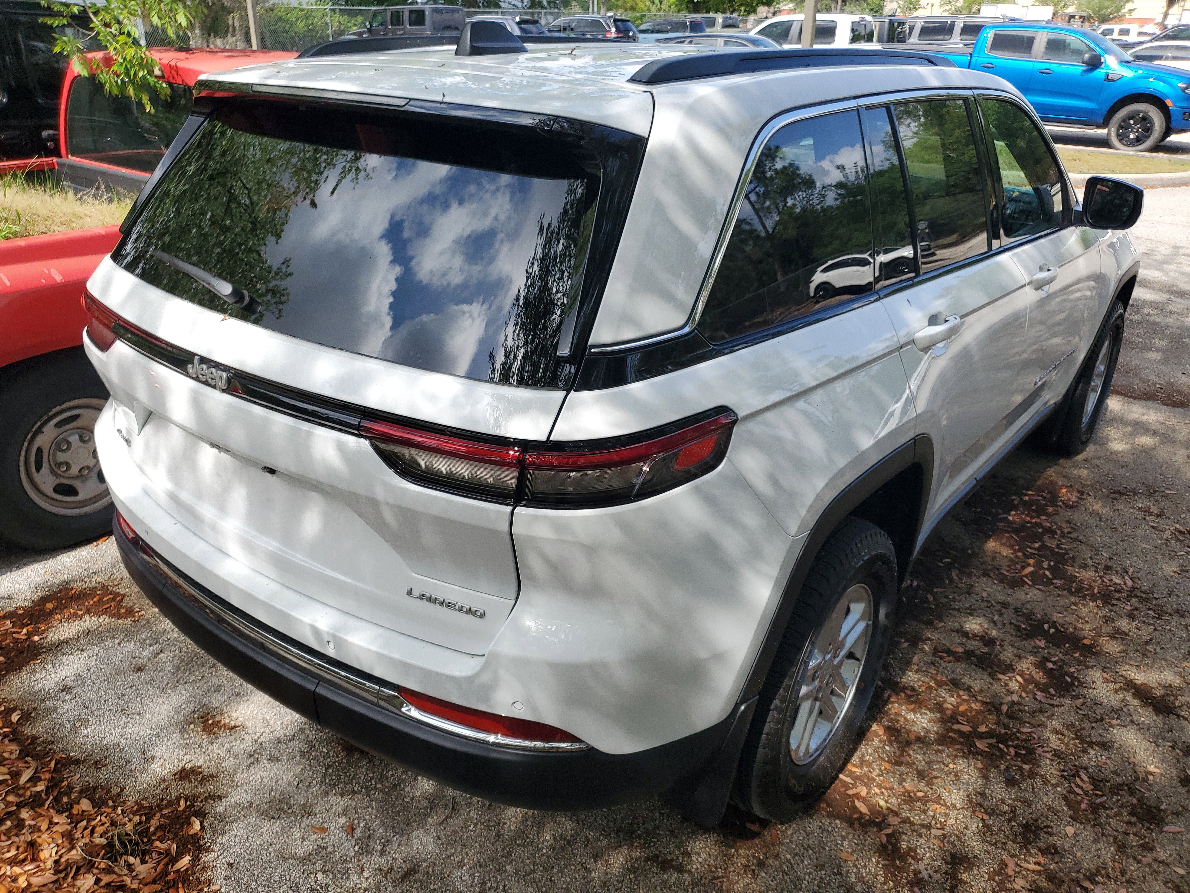 Used 2025 Jeep Grand Cherokee Laredo w/ MOPAR Finishing Package image 6