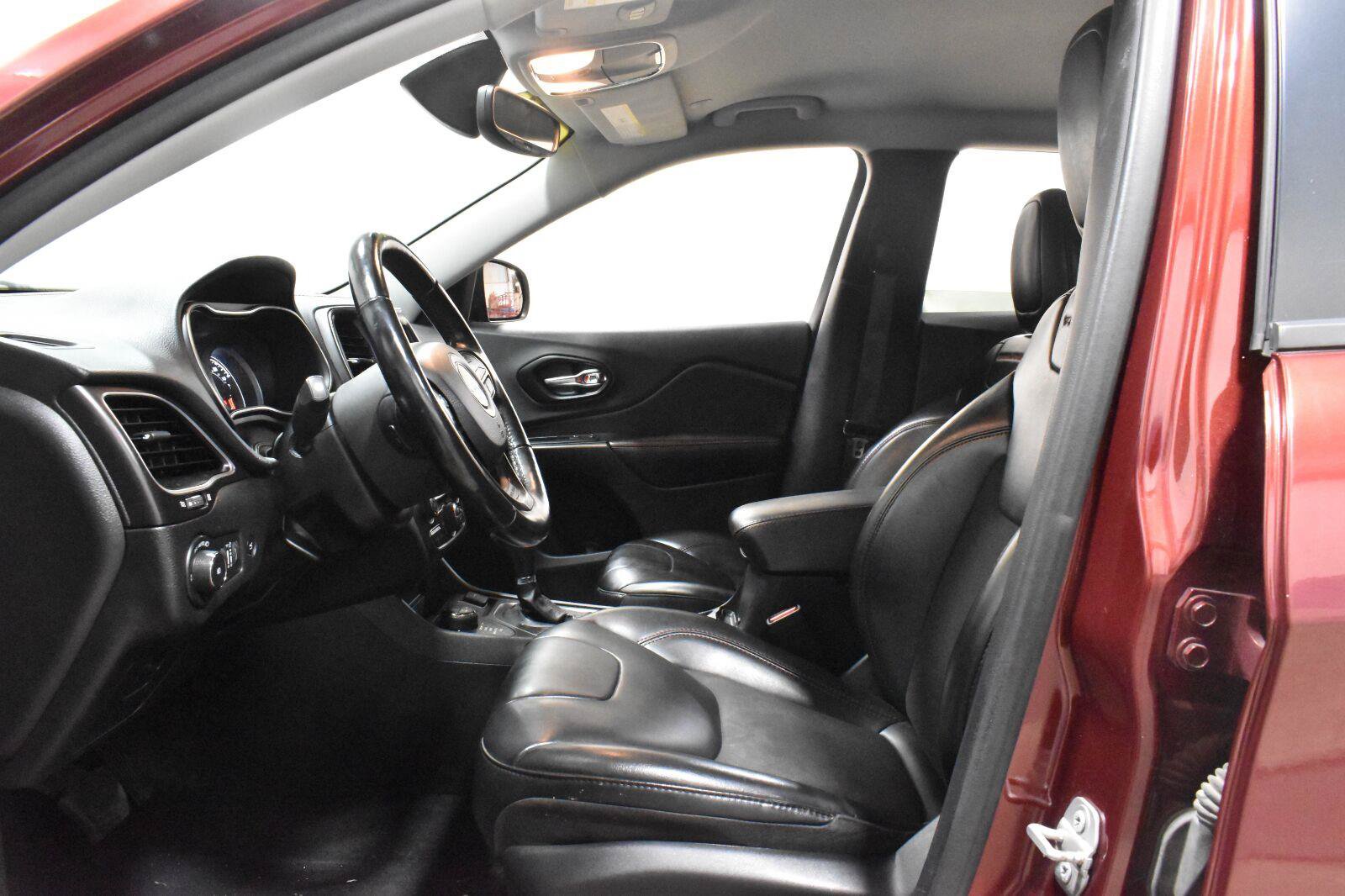 Used 2021 Jeep Cherokee Trailhawk w/ Comfort & Convenience Group AWD/4WD image 3