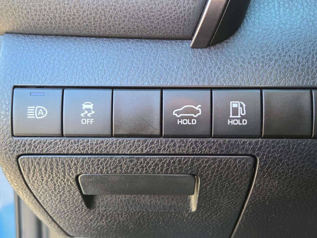 Used 2023 Toyota Camry SE AWD/4WD image 32