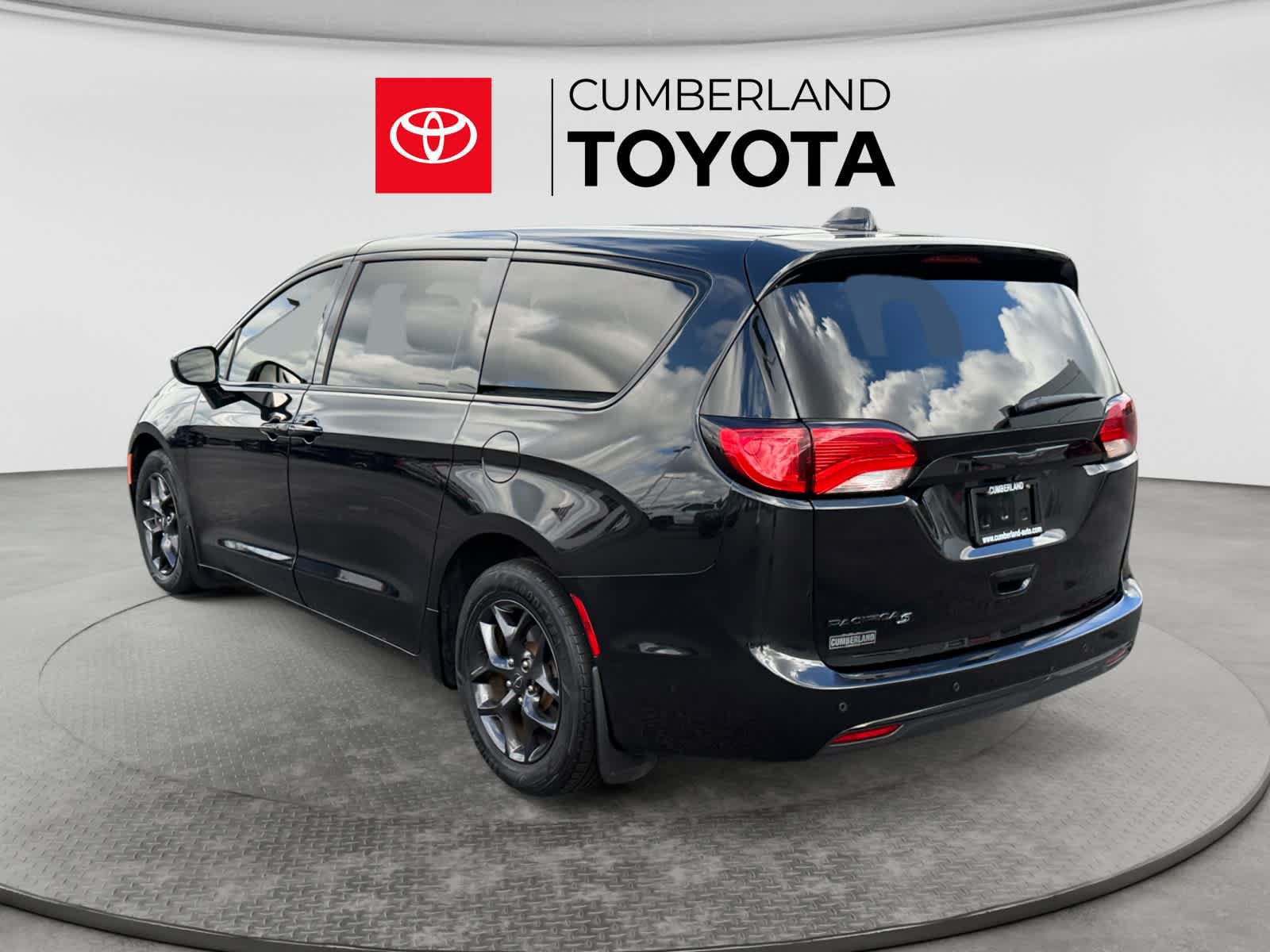Used 2020 Chrysler Pacifica Touring w/ S Appearance Package FWD image 3