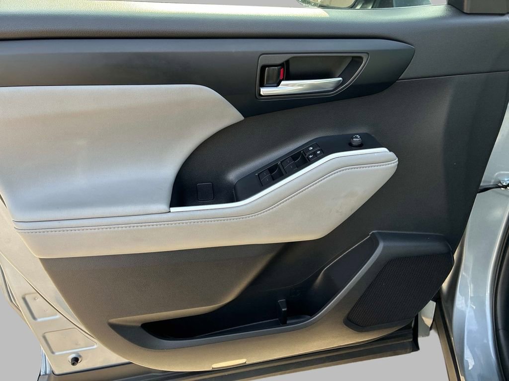 Used 2024 Toyota Highlander XLE image 25