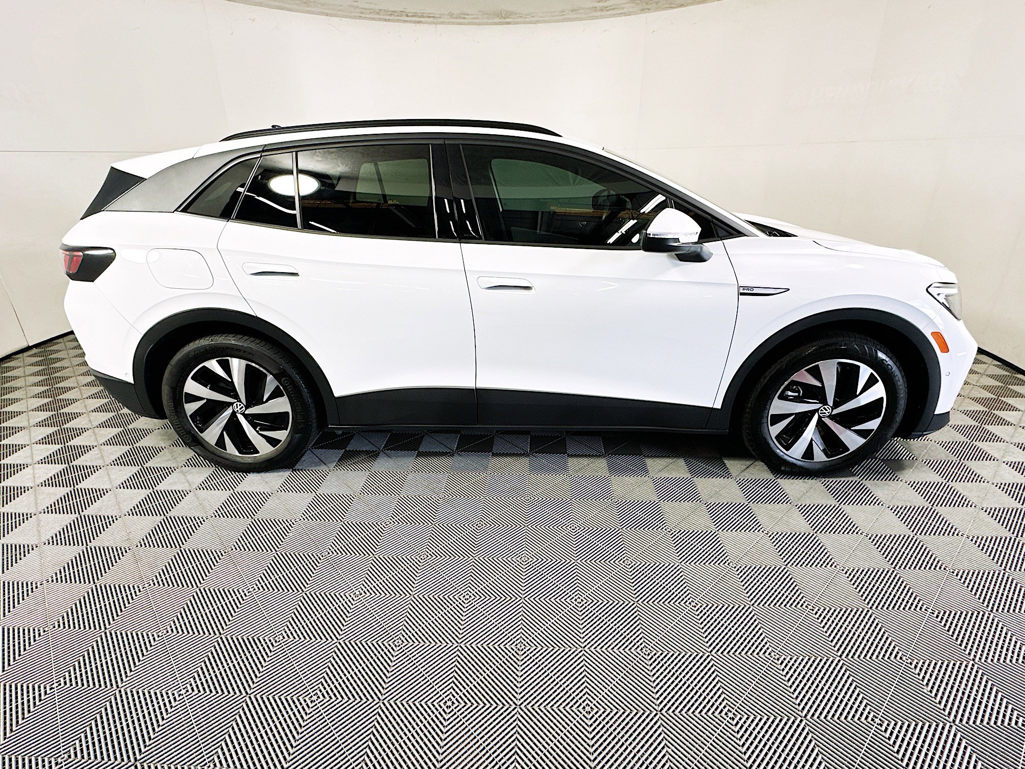 Used 2023 Volkswagen ID.4 Pro image 2