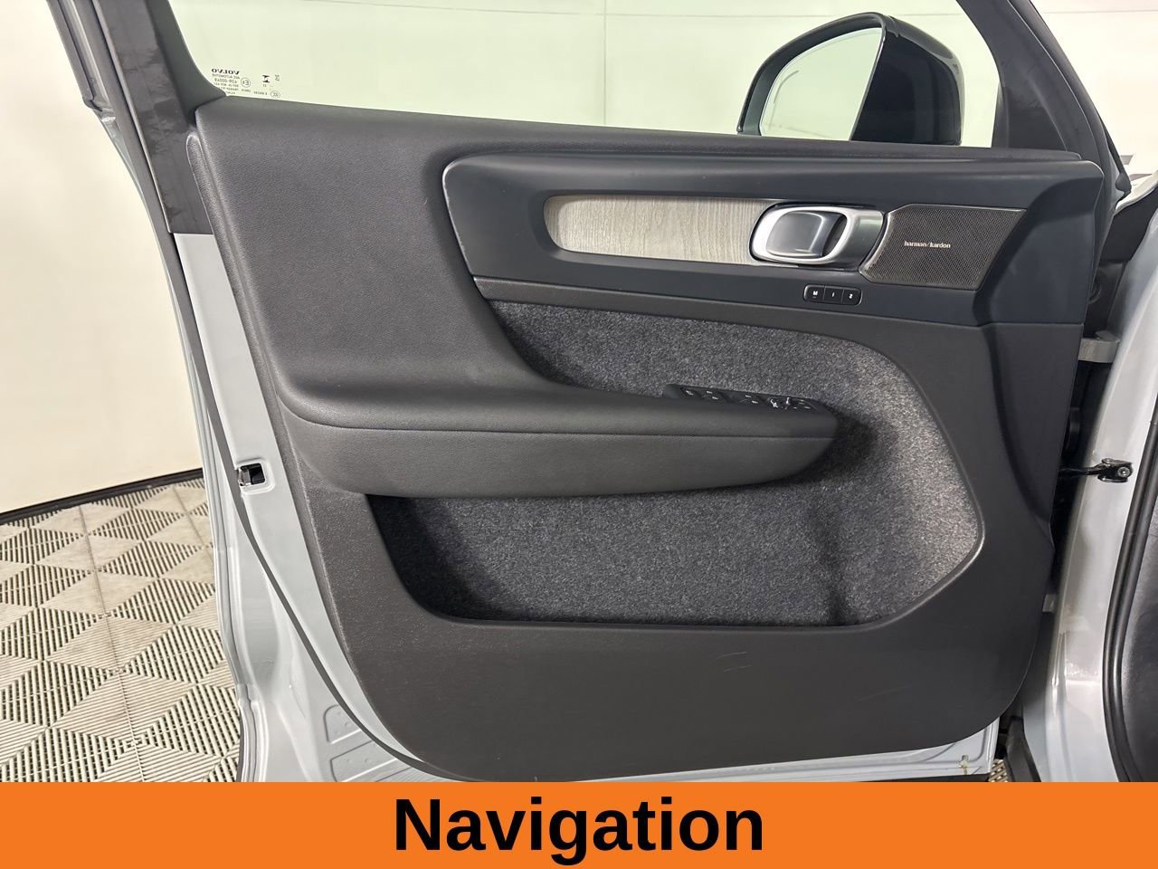 Used 2024 Volvo XC40 B5 Ultimate w/ Protection Package Premier image 8