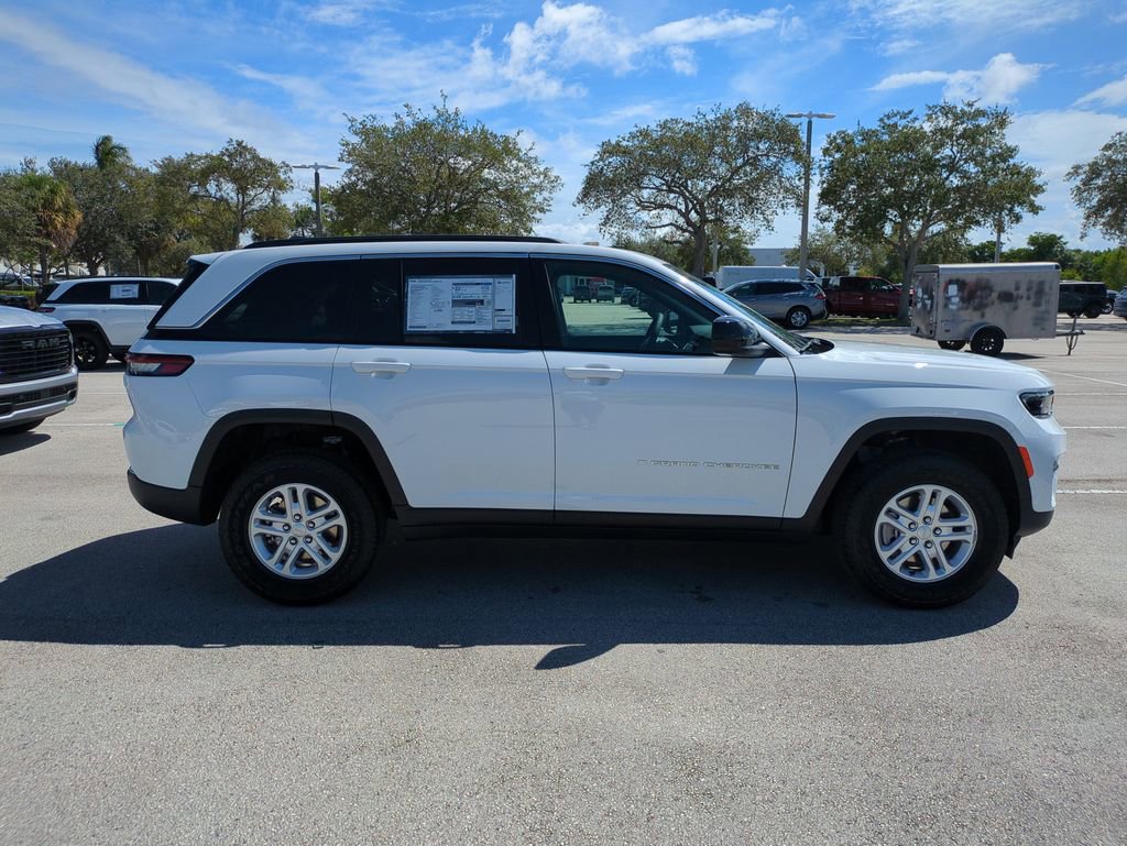 New 2025 Jeep Grand Cherokee Laredo AWD/4WD image 4