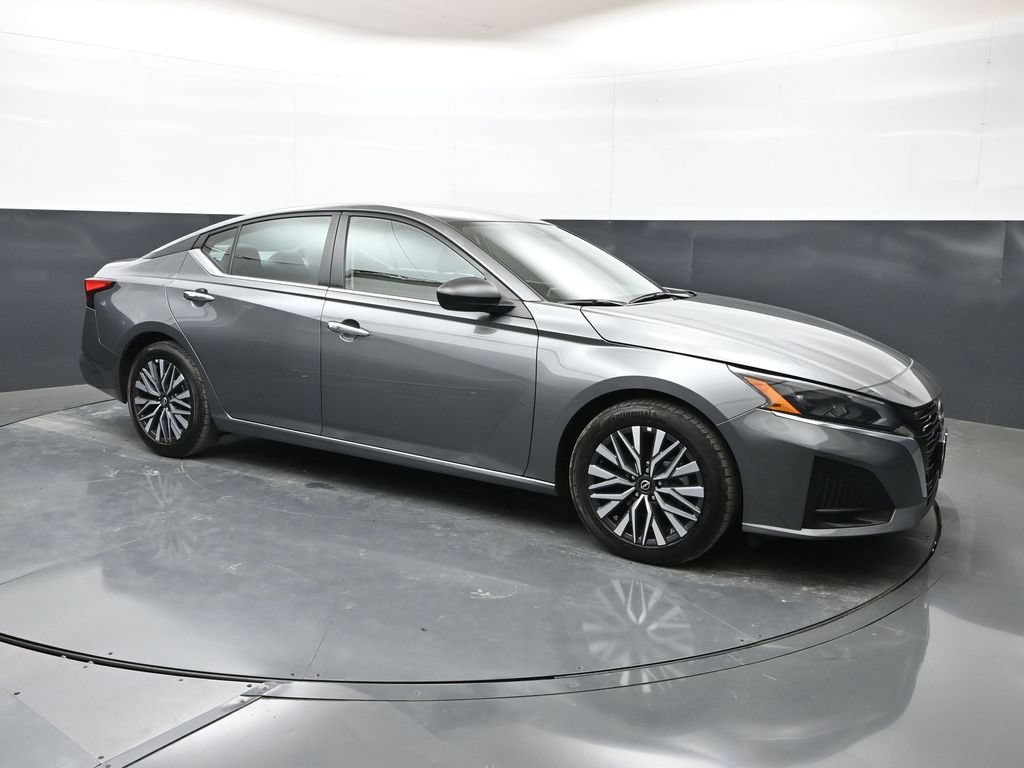 Used 2025 Nissan Altima 2.5 SV FWD image 1